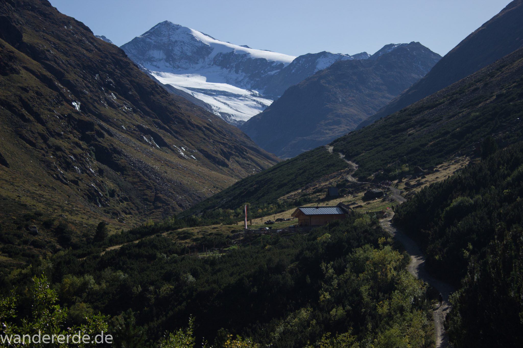 Alpenüberquerung Fernwanderweg E5 Oberstdorf Meran, 5. Etappe von Braunschweiger Hütte zur Martin-Busch-Hütte, nach Wanderung auf dem neuen Panoramaweg nach Vent folgt Anstieg zur Martin-Busch-Hütte, nach sehr steiler Abkürzung am Lift entlang folgt mäßige Steigung bis zu kleiner Hütte, herrliches Wetter zum Wandern bei strahlendem Sonnenschein, zauberhafter Ausblick auf die umliegenden Berge und ins Tal, Sicht auf große Schneefelder