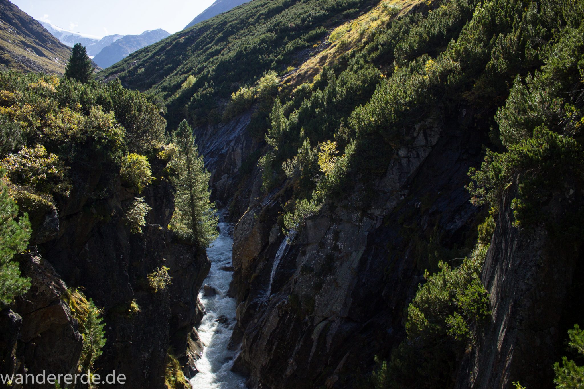 Alpenüberquerung Fernwanderweg E5 Oberstdorf Meran, 5. Etappe von Braunschweiger Hütte zur Martin-Busch-Hütte, nach Wanderung auf dem neuen Panoramaweg nach Vent folgt Anstieg zur Martin-Busch-Hütte, nach sehr steiler Abkürzung am Lift entlang folgt mäßige Steigung, herrliches Wetter zum Wandern bei strahlendem Sonnenschein, zauberhafter Ausblick auf die umliegenden Berge und ins Tal mit Fluss und grüner Vegetation
