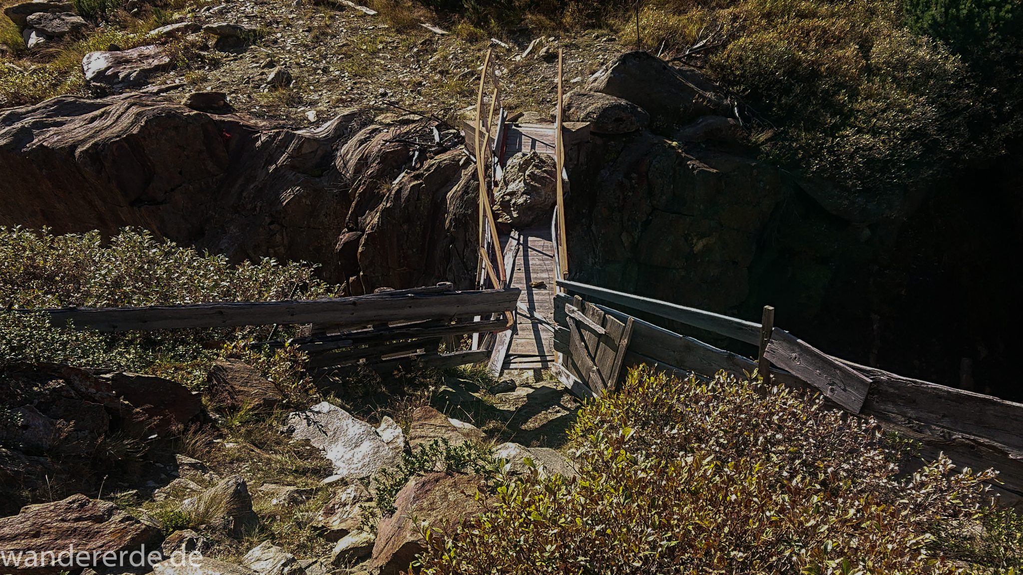 Alpenüberquerung Fernwanderweg E5 Oberstdorf Meran, 5. Etappe von Braunschweiger Hütte zur Martin-Busch-Hütte, nach Wanderung auf dem neuen Panoramaweg nach Vent folgt Anstieg zur Martin-Busch-Hütte, nach sehr steiler Abkürzung am Lift entlang folgt mäßige Steigung, herrliches Wetter zum Wandern bei strahlendem Sonnenschein, wegen Steinschlag gesperrter ursprünglicher Weg muss auf anderer Bergseite umgangen werden, Macht der Natur sichtbar an riesigem Stein der auf Brücke gefallen ist
