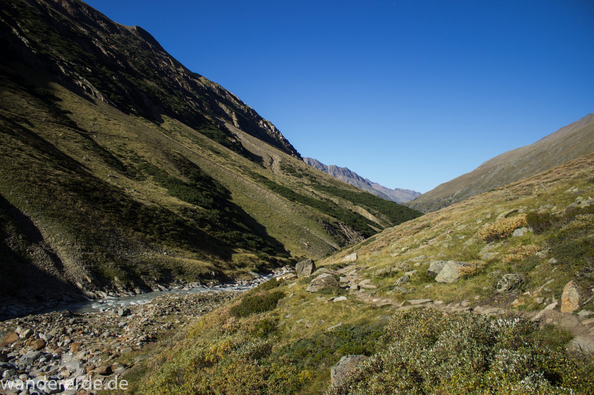 Alpenüberquerung Fernwanderweg E5 Oberstdorf Meran, 5. Etappe von Braunschweiger Hütte zur Martin-Busch-Hütte, nach Wanderung auf dem neuen Panoramaweg nach Vent folgt Anstieg zur Martin-Busch-Hütte, herrliches Wetter zum Wandern bei strahlendem Sonnenschein, wegen Steinschlag gesperrter ursprünglicher Weg muss auf anderer Bergseite umgangen werden, Wegverlauf auf schmalem Pfad bis runter zum Fluss ist schön