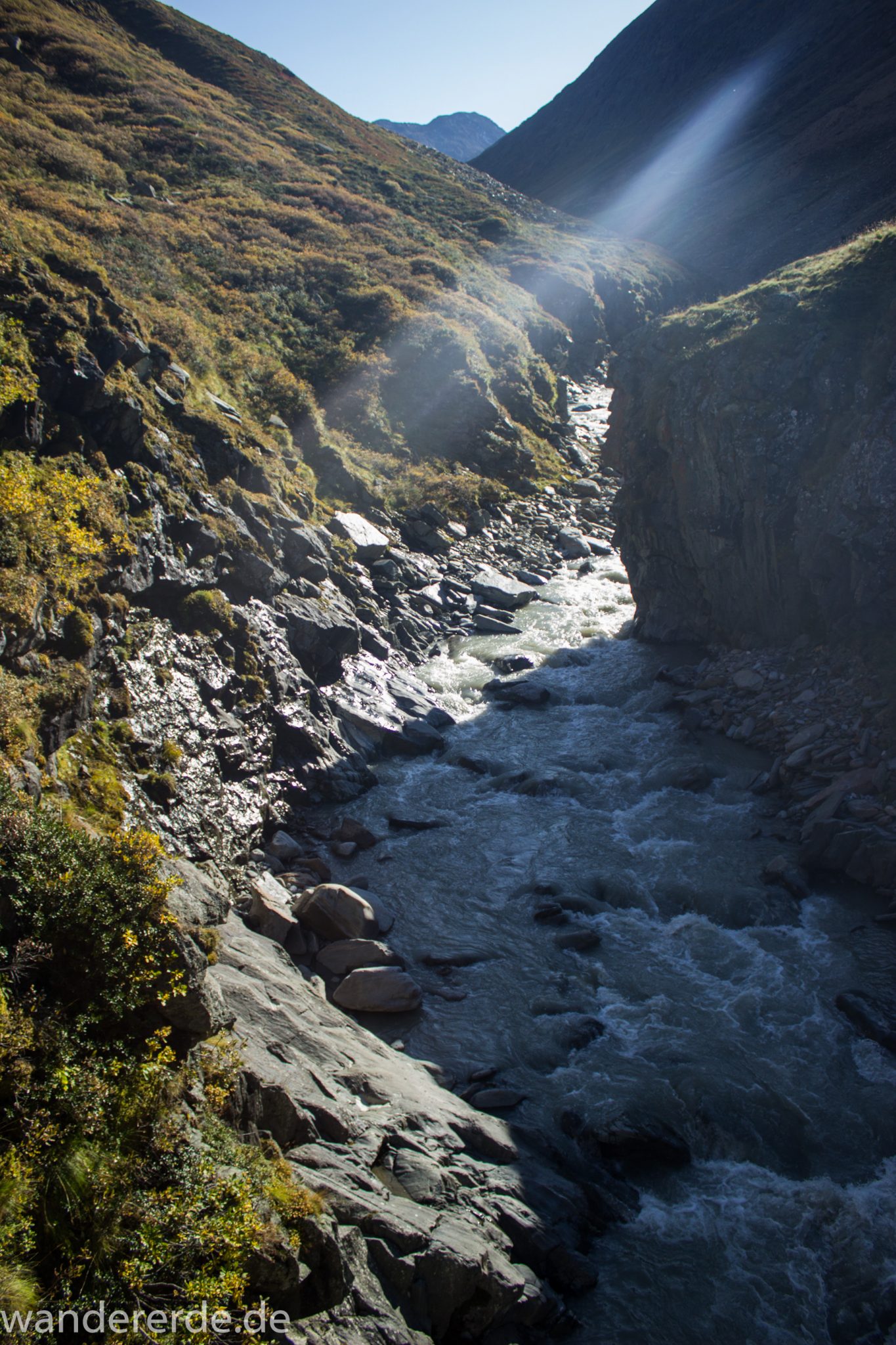 Alpenüberquerung Fernwanderweg E5 Oberstdorf Meran, 5. Etappe von Braunschweiger Hütte zur Martin-Busch-Hütte, nach Wanderung auf dem neuen Panoramaweg nach Vent folgt Anstieg zur Martin-Busch-Hütte, herrliches Wetter zum Wandern bei strahlendem Sonnenschein, wegen Steinschlag gesperrter ursprünglicher Weg muss auf anderer Bergseite umgangen werden, Wegverlauf auf schmalem Pfad bis runter zum Fluss ist schön, Ausblick ins Tal mit Fluss und grüner Vegetation