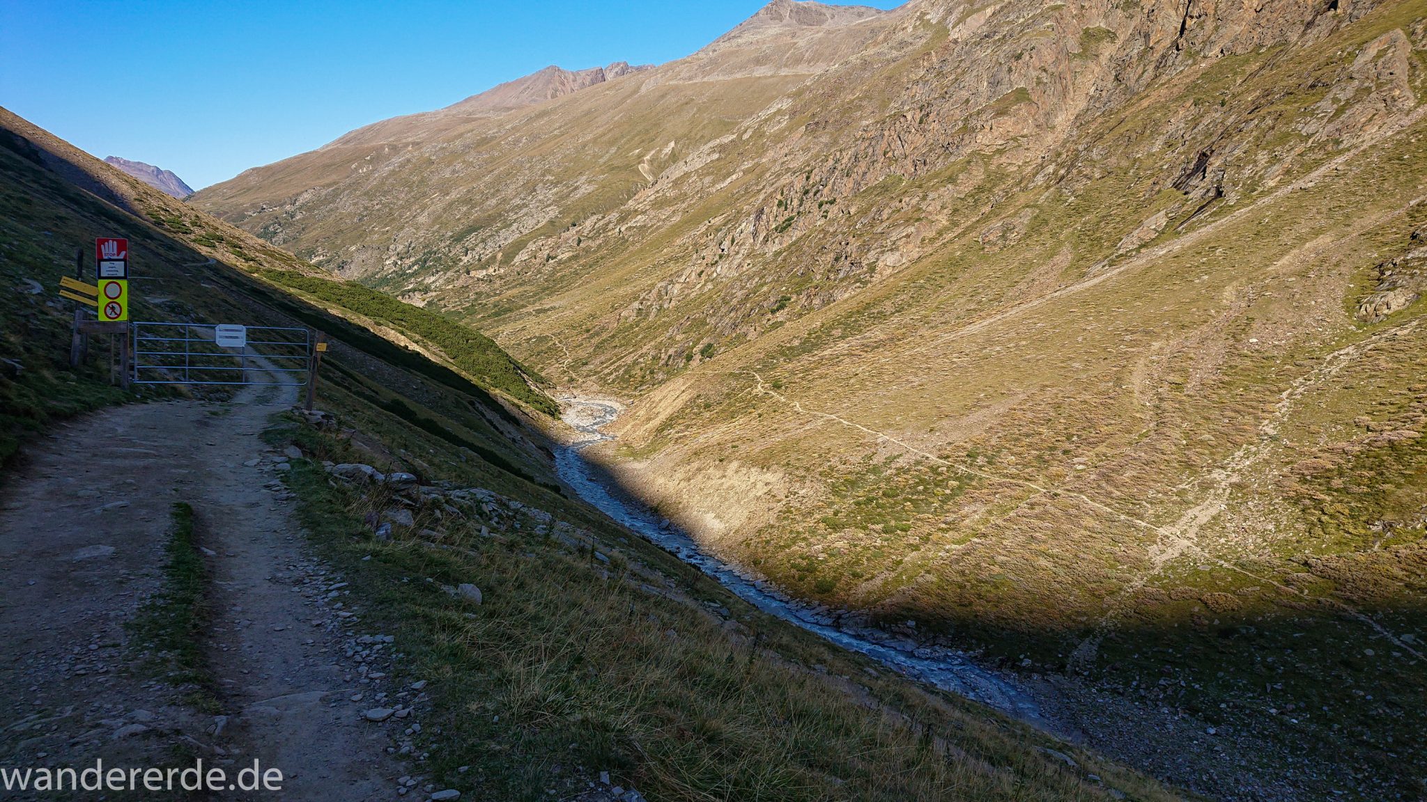 Alpenüberquerung Fernwanderweg E5 Oberstdorf Meran, 5. Etappe von Braunschweiger Hütte zur Martin-Busch-Hütte, nach Wanderung auf dem neuen Panoramaweg nach Vent folgt Anstieg zur Martin-Busch-Hütte, herrliches Wetter zum Wandern bei strahlendem Sonnenschein, wegen Steinschlag gesperrter ursprünglicher Weg muss auf anderer Bergseite umgangen werden, Wegverlauf auf schmalem Pfad bis runter zum Fluss ist schön, Ausblick ins Tal mit Fluss und grüner Vegetation