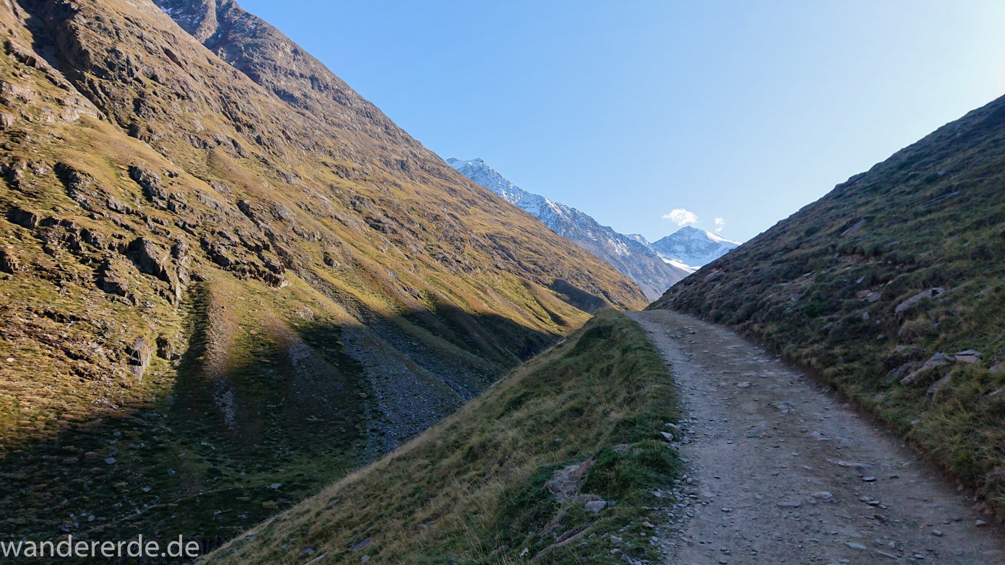 Alpenüberquerung Fernwanderweg E5 Oberstdorf Meran, 5. Etappe von Braunschweiger Hütte zur Martin-Busch-Hütte, nach Wanderung auf dem neuen Panoramaweg nach Vent folgt Anstieg zur Martin-Busch-Hütte, herrliches Wetter zum Wandern bei strahlendem Sonnenschein, wegen Steinschlag gesperrter ursprünglicher Weg muss auf anderer Bergseite umgangen werden, danach wird Wegverlauf auf breiterem Wanderweg wieder steiler und will nicht enden, Ausblick auf Berge der Alpen und ins Tal mit Fluss und grüner Vegetation