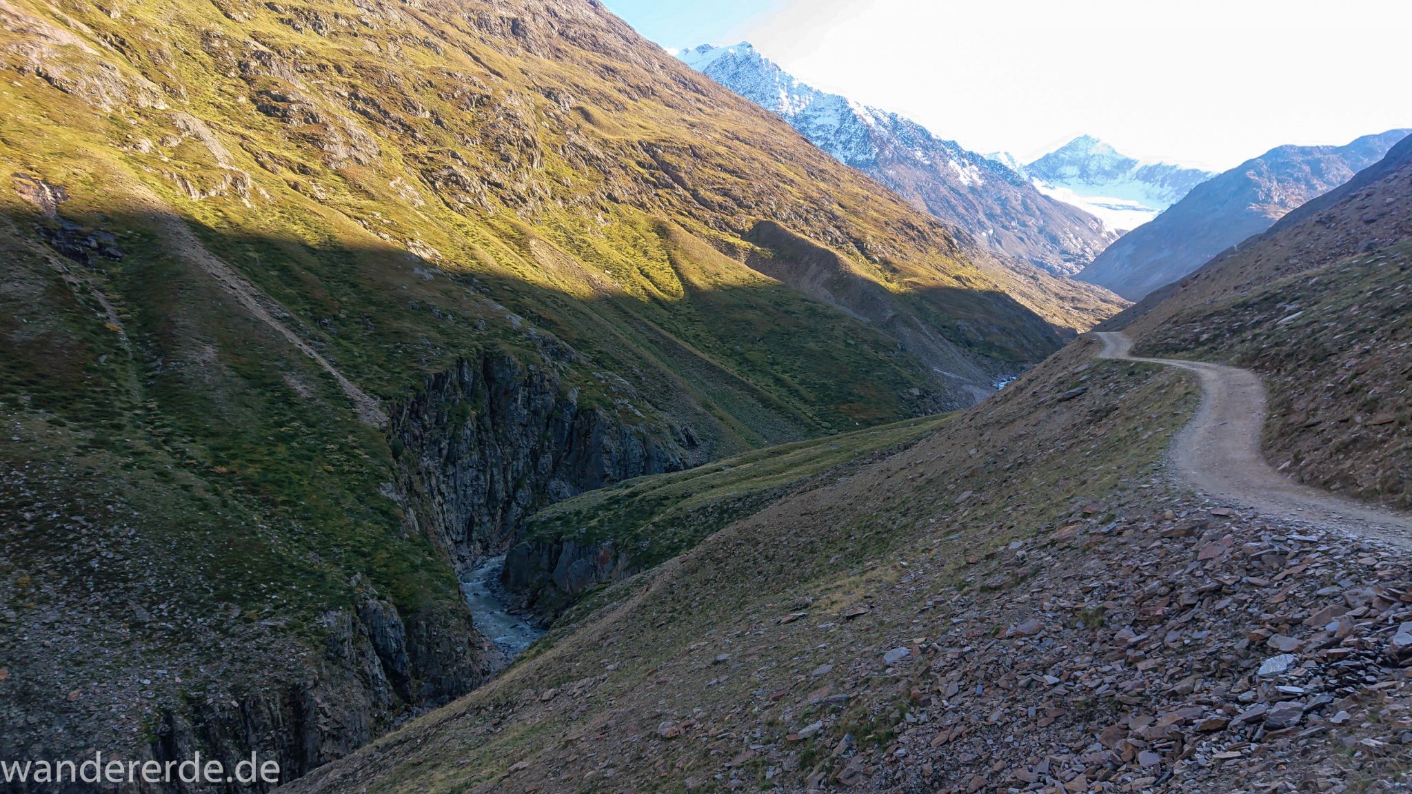 Alpenüberquerung Fernwanderweg E5 Oberstdorf Meran, 5. Etappe von Braunschweiger Hütte zur Martin-Busch-Hütte, nach Wanderung auf dem neuen Panoramaweg nach Vent folgt Anstieg zur Martin-Busch-Hütte, herrliches Wetter zum Wandern bei strahlendem Sonnenschein, wegen Steinschlag gesperrter ursprünglicher Weg muss auf anderer Bergseite umgangen werden, danach wird Wegverlauf auf breiterem Wanderweg wieder steiler und will nicht enden, Ausblick auf Berge der Alpen und ins Tal mit Fluss und grüner Vegetation, Weg führt durch schöne Schlucht