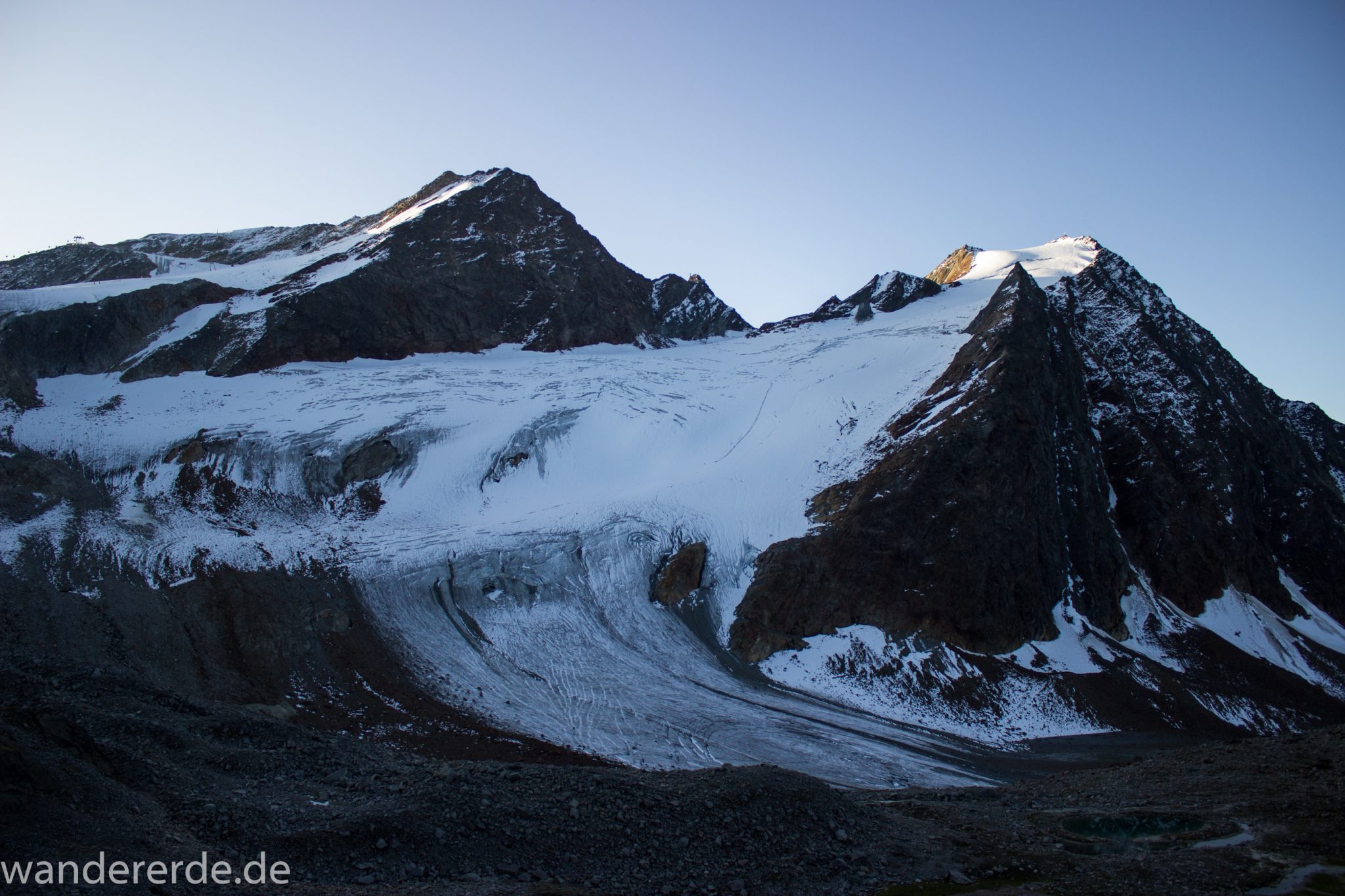 Alpenüberquerung Fernwanderweg E5 Oberstdorf Meran, 5. Etappe von Braunschweiger Hütte zur Martin-Busch-Hütte, zu Beginn der 5. Etappe steiler und schmaler Wanderweg mit viel Geröll hinauf zum Pitztaler Jöchl, beeindruckende Berge türmen sich vor einem auf, teils große Schneefelder in der Nähe der Gipfel