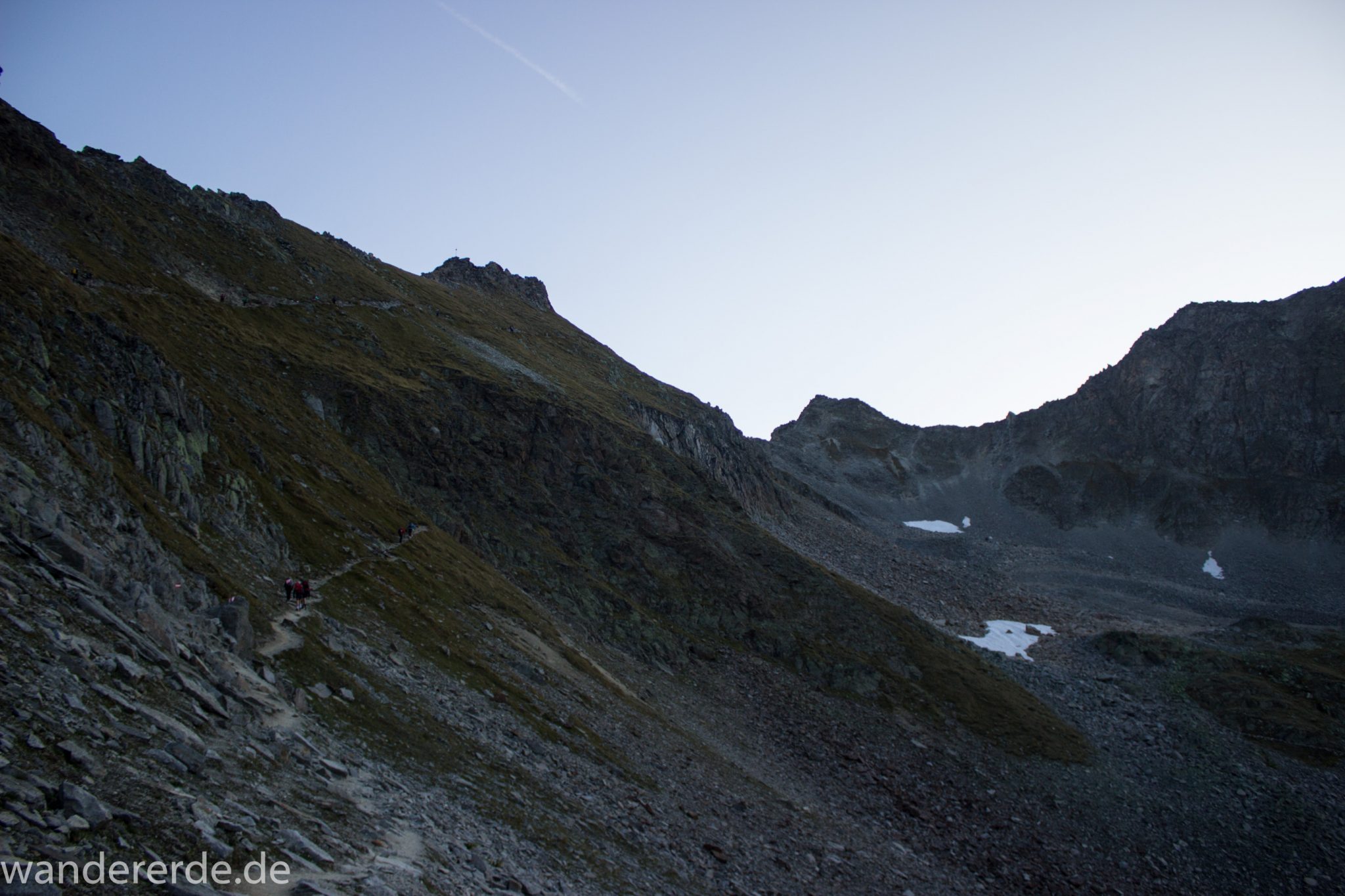 Alpenüberquerung Fernwanderweg E5 Oberstdorf Meran, 5. Etappe von Braunschweiger Hütte zur Martin-Busch-Hütte, zu Beginn der 5. Etappe Blick auf Wanderer unterwegs auf steilem und schmalem Wanderweg mit viel Geröll hinauf zum Pitztaler Jöchl, beeindruckende Berge türmen sich vor einem auf, Reste von Schneefeldern