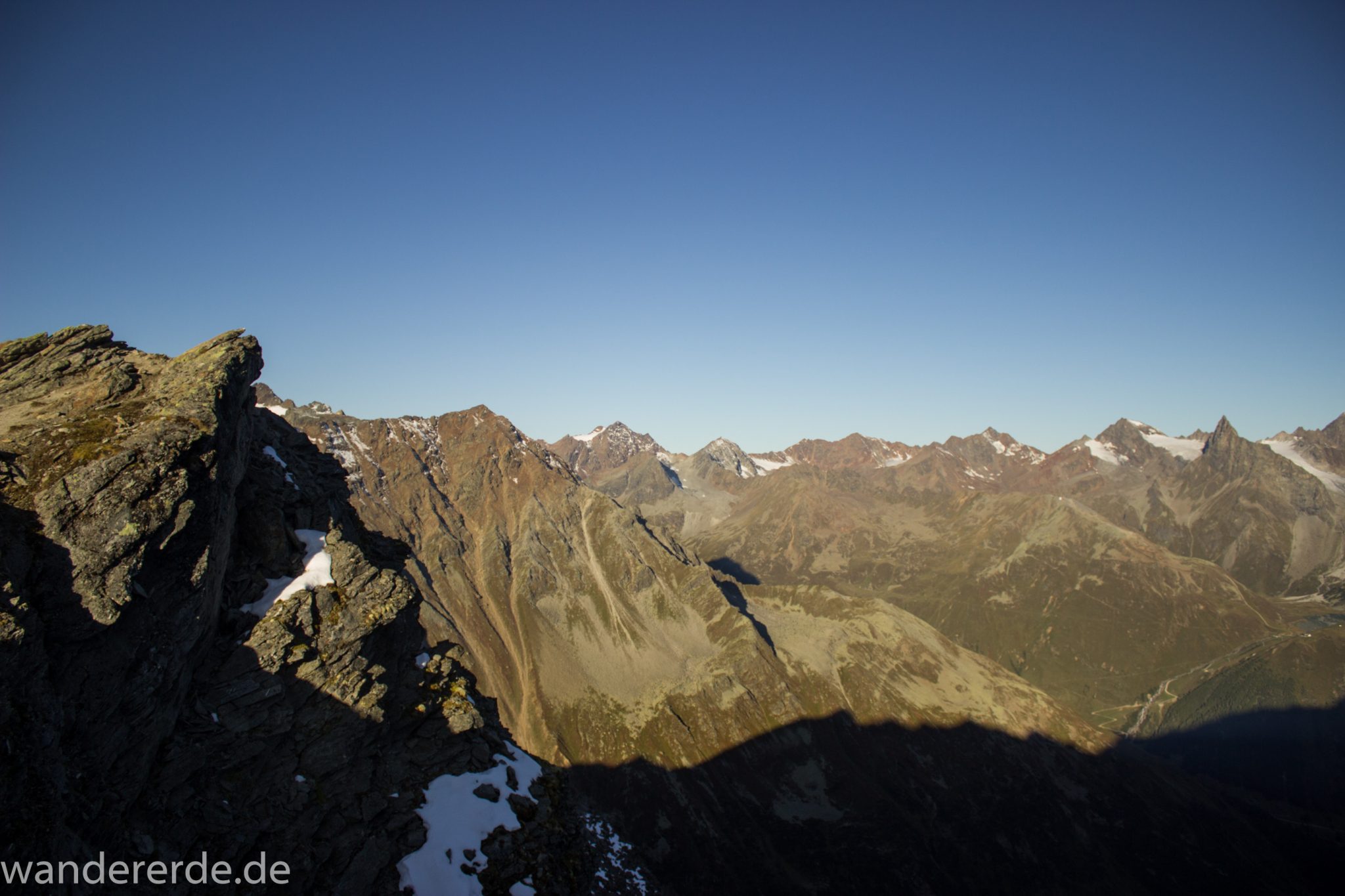 Alpenüberquerung Fernwanderweg E5 Oberstdorf Meran, 5. Etappe von Braunschweiger Hütte zur Martin-Busch-Hütte, zu Beginn der 5. Etappe steiler und schmaler Wanderweg mit viel Geröll hinauf zum Pitztaler Jöchl, Aussicht von kleiner Ebene während des Aufstiegs auf beeindruckende Berge, Reste von Schneefeldern in der Nähe der Gipfel