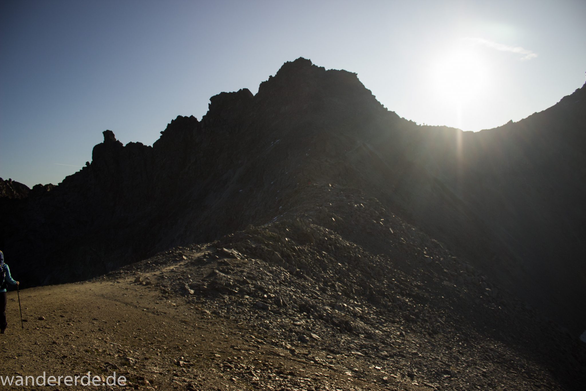 Alpenüberquerung Fernwanderweg E5 Oberstdorf Meran, 5. Etappe von Braunschweiger Hütte zur Martin-Busch-Hütte, zu Beginn der 5. Etappe Blick auf sehr steilen und schmalen Wanderweg mit viel Geröll hinauf zum Pitztaler Jöchl, beeindruckende Berge türmen sich vor einem auf, von hier dauert es nicht mehr lange bis zum Pitztaler Jöchl, aber steilster Abschnitt über große Felsen und Steine mit Drahtseilsicherungen liegt noch vor einem