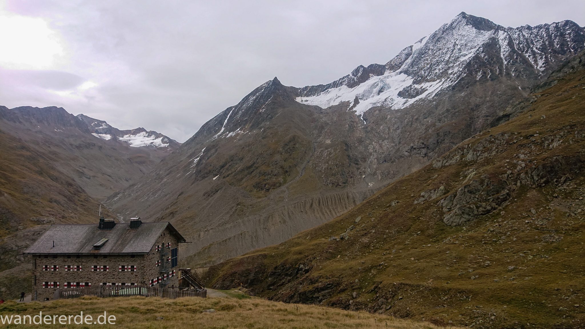 Alpenüberquerung Fernwanderweg E5 Oberstdorf Meran, 6. Etappe von Martin-Busch-Hütte nach Vernagt / Meran, Blick auf Martin-Busch-Hütte und umliegende sehr beeindruckende Berge, teils mit Schnee bedeckt