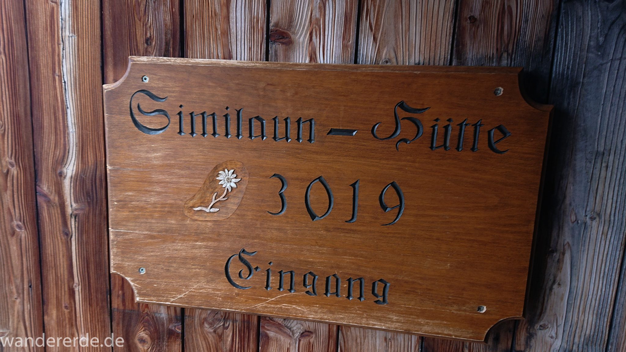 Alpenüberquerung Fernwanderweg E5 Oberstdorf Meran, 6. Etappe von Martin-Busch-Hütte nach Vernagt / Meran, die letzte Etappe der Alpenüberquerung auf dem E5 startet mit dem Aufstieg zur Similaun-Hütte, dem höchsten Punkt der gesamten Alpenüberquerung, Blick auf Eingangsschild zur schicken Similaun-Hütte in 3019 Meter Höhe