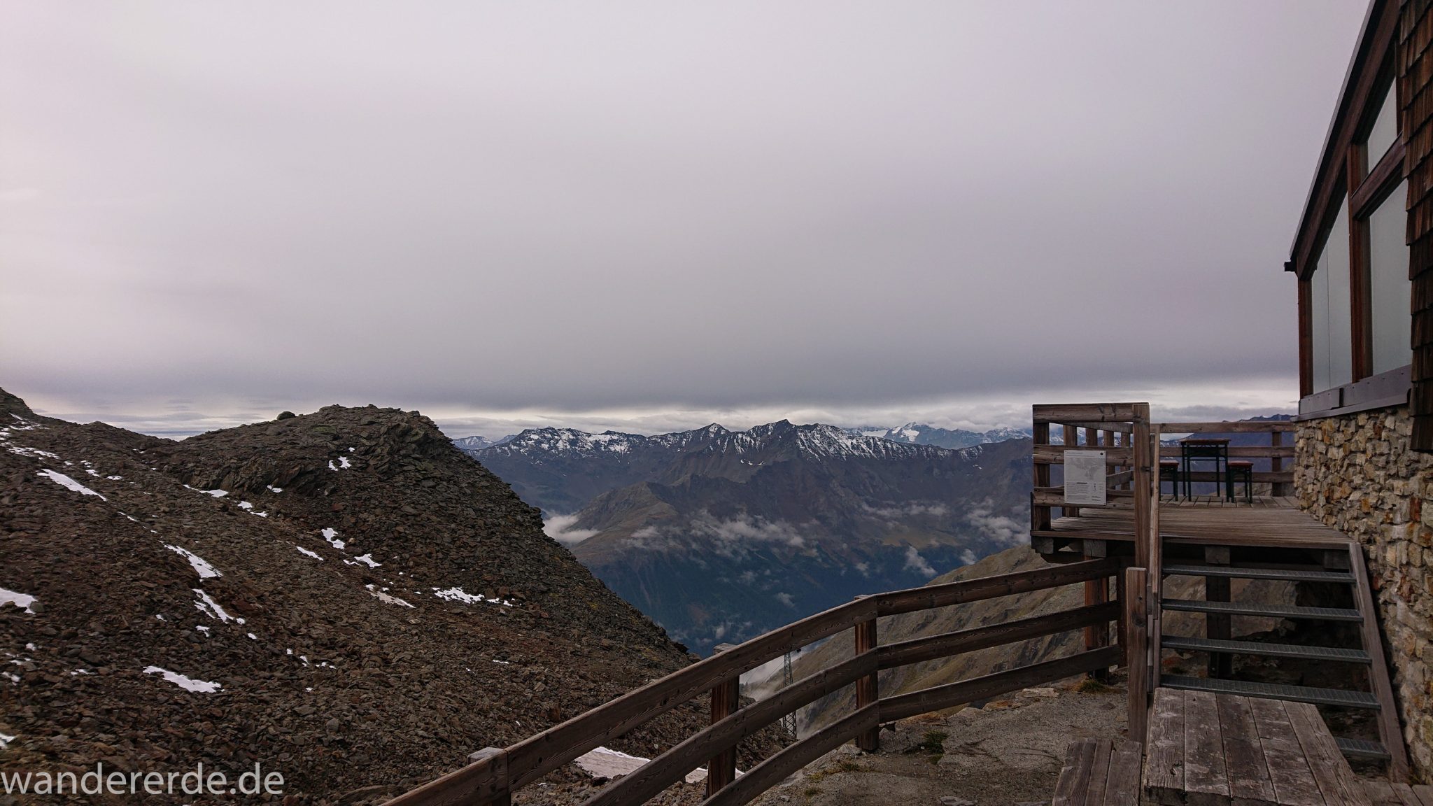 Alpenüberquerung Fernwanderweg E5 Oberstdorf Meran, 6. Etappe von Martin-Busch-Hütte nach Vernagt / Meran, die letzte Etappe der Alpenüberquerung auf dem E5 startet mit dem Aufstieg zur Similaun-Hütte, dem höchsten Punkt der gesamten Alpenüberquerung, umliegende sehr beeindruckende Bergwelt erscheint unwirklich und mystisch, Berghänge mit viel Geröll, Wanderweg verläuft zunächst gering ansteigend neben einem Bach und dann steil bergauf, Blick auf Bergmassiv von der Similaun-Hütte