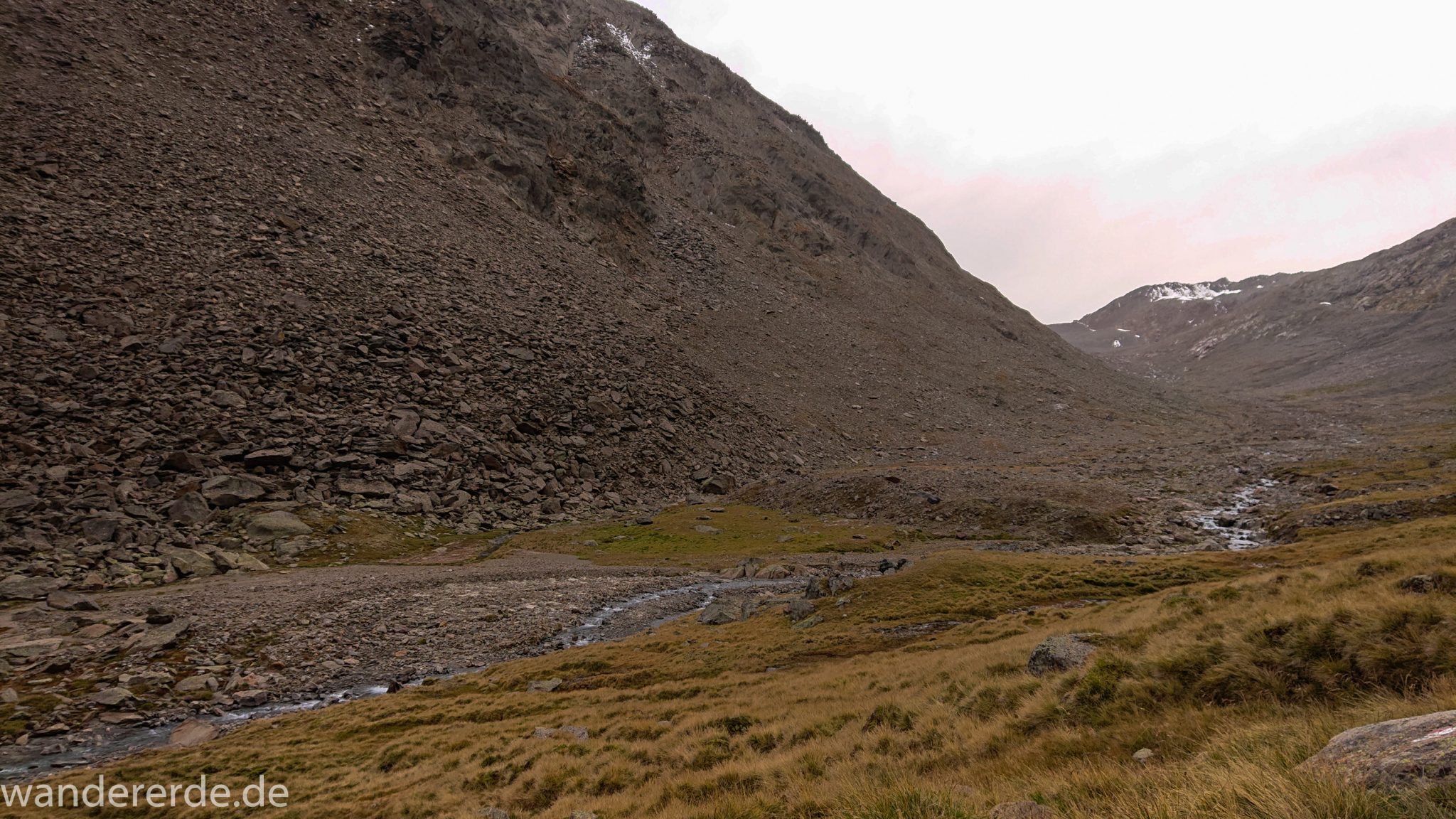 Alpenüberquerung Fernwanderweg E5 Oberstdorf Meran, 6. Etappe von Martin-Busch-Hütte nach Vernagt / Meran, die letzte Etappe der Alpenüberquerung auf dem E5 startet mit dem Aufstieg zur Similaun-Hütte, dem höchsten Punkt der gesamten Alpenüberquerung, umliegende sehr beeindruckende Bergwelt erscheint unwirklich und mystisch, Berghänge mit viel Geröll, Wanderweg verläuft zunächst gering ansteigend neben einem Bach