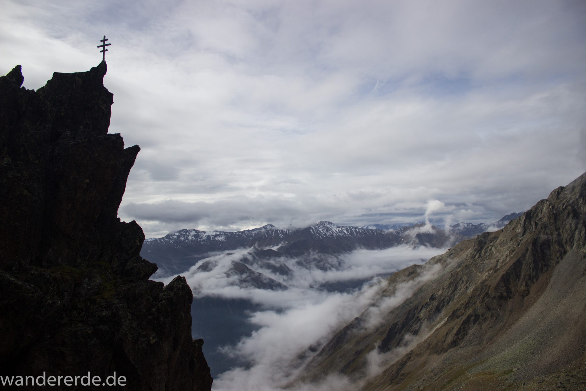 Alpenüberquerung Fernwanderweg E5 Oberstdorf Meran, 6. Etappe von Martin-Busch-Hütte nach Vernagt / Meran, nach dem Aufstieg zur Similaun-Hütte auf der letzten Etappe der Alpenüberquerung auf dem E5 verläuft der Wanderweg steil abwärts Richtung Vernagt im Schnalstal,  Blick auf Bergmassiv während Abstieg, erscheint unwirklich und mystisch, Berghänge mit viel Geröll
