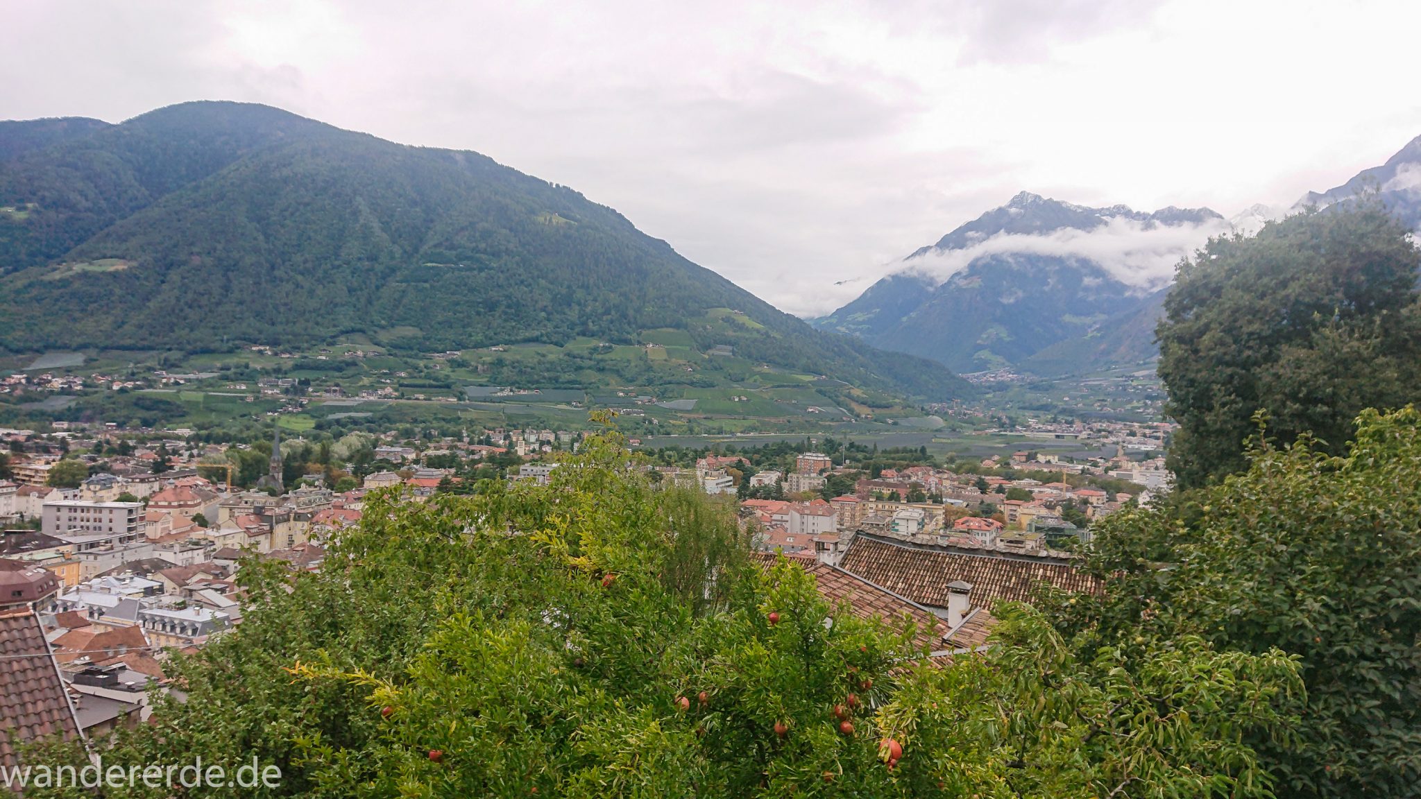 Alpenüberquerung Fernwanderweg E5 Oberstdorf Meran, 6. Etappe von Martin-Busch-Hütte nach Vernagt / Meran, nach Erreichen des Stausees in Vernagt zu Fuß endet die letzte Etappe der Alpenüberquerung auf dem E5, zum offiziellen Ziel Meran geht es weiter mit dem Bus und Zug, hier Blick auf die Innenstadt von Meran und die umliegenden Berge und Wälder