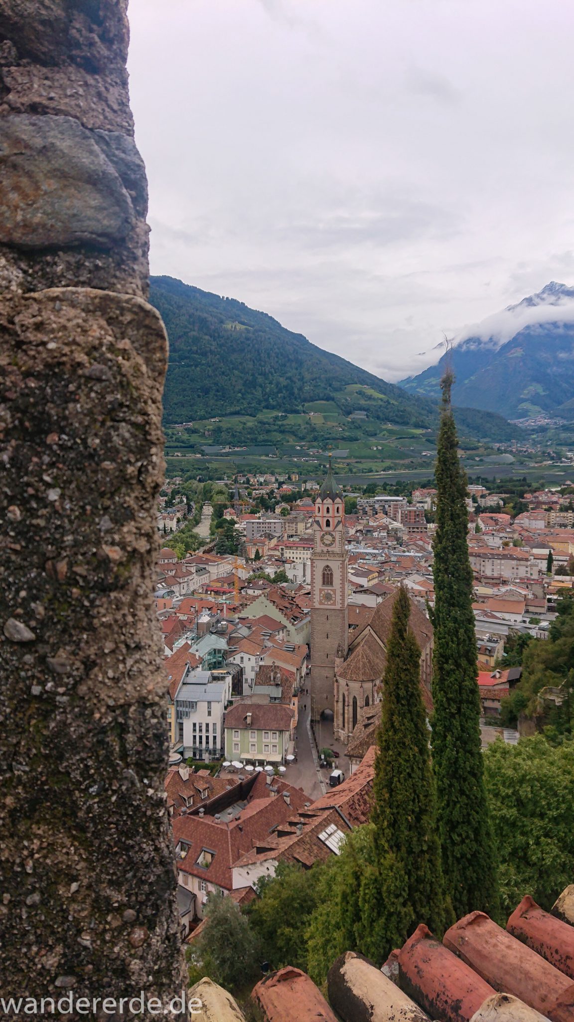 Alpenüberquerung Fernwanderweg E5 Oberstdorf Meran, 6. Etappe von Martin-Busch-Hütte nach Vernagt / Meran, nach Erreichen des Stausees in Vernagt zu Fuß endet die letzte Etappe der Alpenüberquerung auf dem E5, zum offiziellen Ziel Meran geht es weiter mit dem Bus und Zug, hier Blick auf die Innenstadt von Meran und die umliegenden Berge und Wälder