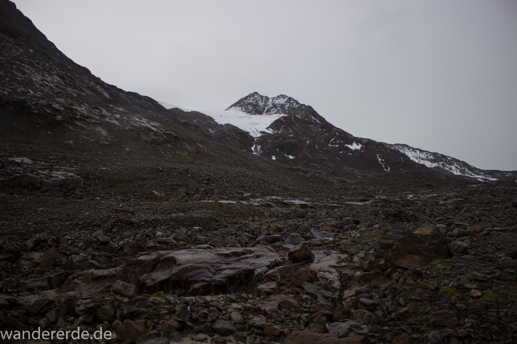 Alpenüberquerung Fernwanderweg E5 Oberstdorf Meran, 6. Etappe von Martin-Busch-Hütte nach Vernagt / Meran, die letzte Etappe der Alpenüberquerung auf dem E5 startet mit dem Aufstieg zur Similaun-Hütte, dem höchsten Punkt der gesamten Alpenüberquerung, umliegende sehr beeindruckende Bergwelt erscheint unwirklich und mystisch, Berghänge mit viel Geröll, grob steiniger Wanderweg verläuft zunächst gering ansteigend neben einem Bach