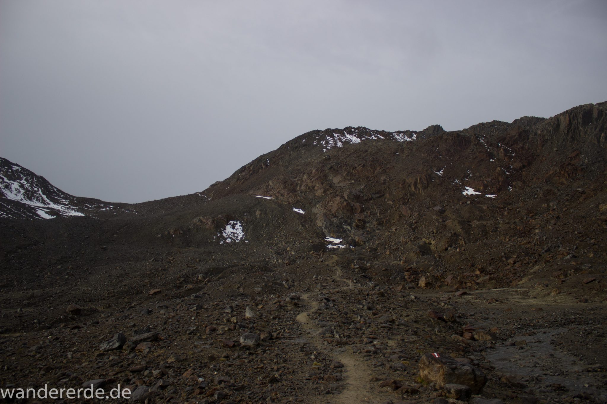 Alpenüberquerung Fernwanderweg E5 Oberstdorf Meran, 6. Etappe von Martin-Busch-Hütte nach Vernagt / Meran, die letzte Etappe der Alpenüberquerung auf dem E5 startet mit dem Aufstieg zur Similaun-Hütte, dem höchsten Punkt der gesamten Alpenüberquerung, umliegende sehr beeindruckende Bergwelt erscheint unwirklich und mystisch, Berghänge mit viel Geröll, grob steiniger Wanderweg verläuft zunächst gering ansteigend neben einem Bach