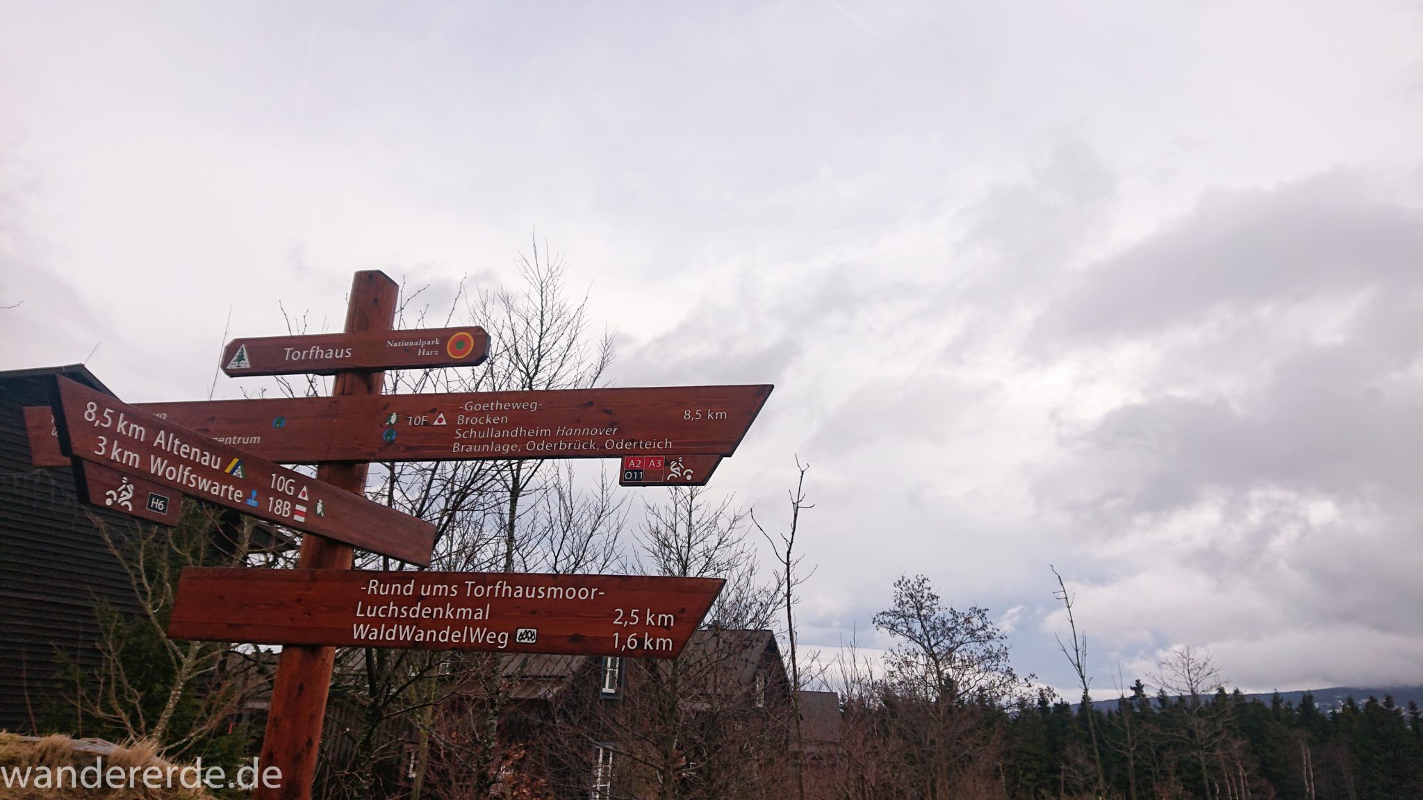 Wanderung zum Brocken über Goetheweg ab Torfhaus, Wanderung im Harz in Niedersachsen, Schild Wegweiser mit verschiedenen Wanderzielen, 8,5 Kilometer über den Goetheweg zum Brocken