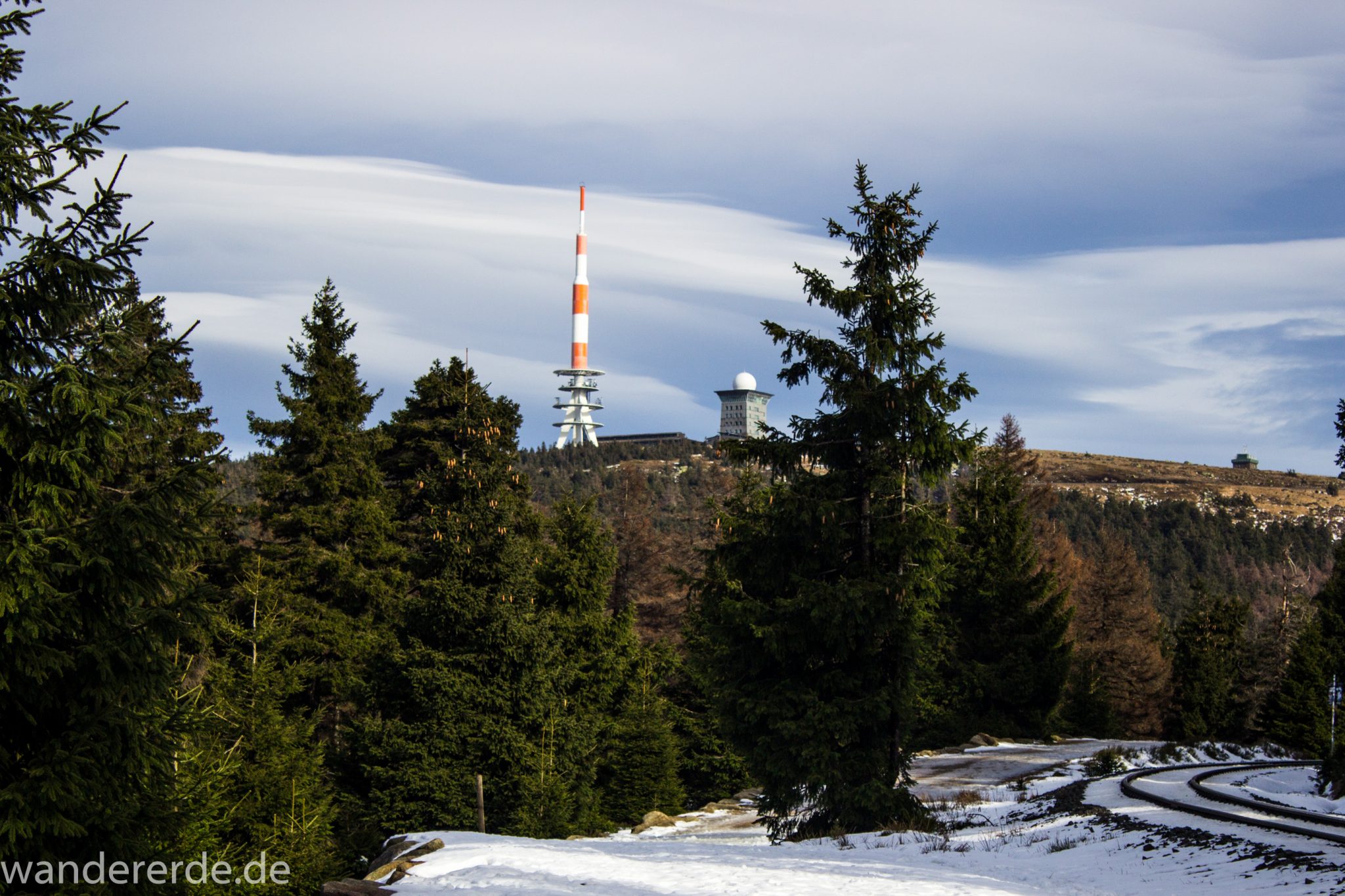 Wanderung zum Brocken über Goetheweg ab Torfhaus, Wanderung im Harz in Niedersachsen, Wanderweg auf Berg Brocken umgeben von schönem dichtem Wald, Reste von Schnee schmelzen, weite Aussicht zum Brocken, Wanderweg Goetheweg verläuft zeitweise neben den Schienen der Brockenbahn