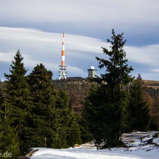 Wanderung zum Brocken über Goetheweg ab Torfhaus, Wanderung im Harz in Niedersachsen, Wanderweg auf Berg Brocken umgeben von schönem dichtem Wald, Reste von Schnee schmelzen, weite Aussicht zum Brocken, Wanderweg Goetheweg verläuft zeitweise neben den Schienen der Brockenbahn