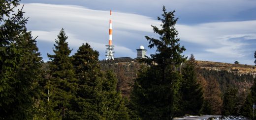 Wanderung zum Brocken über Goetheweg ab Torfhaus, Wanderung im Harz in Niedersachsen, Wanderweg auf Berg Brocken umgeben von schönem dichtem Wald, Reste von Schnee schmelzen, weite Aussicht zum Brocken, Wanderweg Goetheweg verläuft zeitweise neben den Schienen der Brockenbahn
