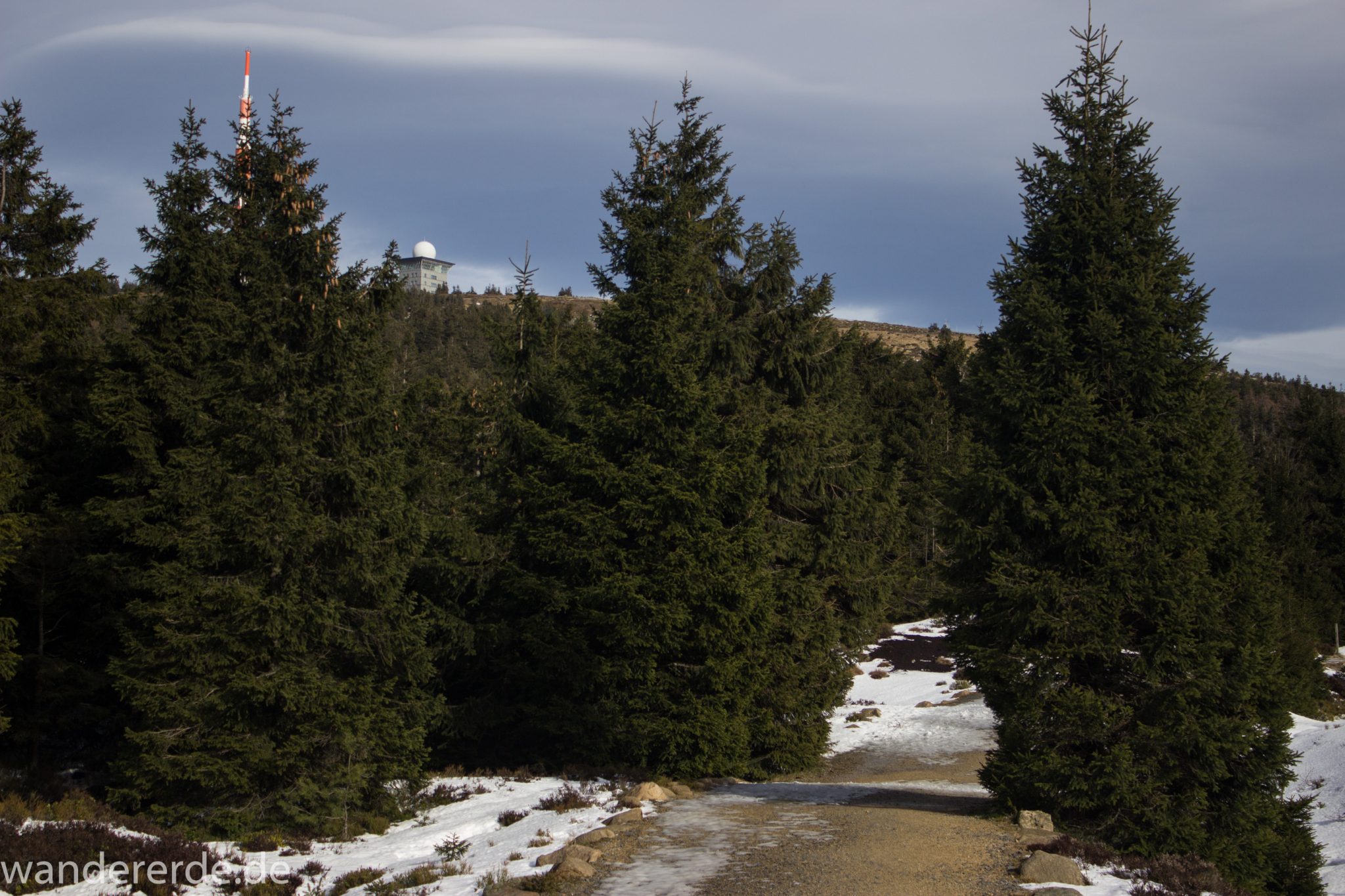 Wanderung zum Brocken über Goetheweg ab Torfhaus, Wanderung im Harz in Niedersachsen, Wanderweg auf Berg Brocken umgeben von schönem dichtem Wald mit vielen Nadelbäumen, Reste von Schnee schmelzen, weite Aussicht zum Brocken, Wanderweg Goetheweg verläuft zeitweise neben den Schienen der Brockenbahn