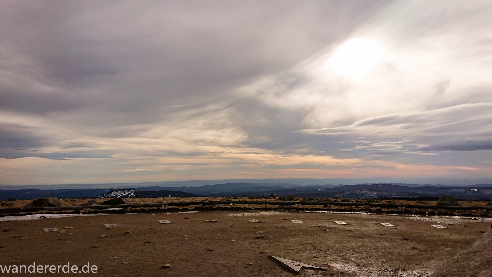 Wanderung zum Brocken über Goetheweg ab Torfhaus, Wanderung im Harz in Niedersachsen, Wanderweg auf Berg Brocken in Sachsen-Anhalt, Reste von Schnee schmelzen, weite Aussicht auf dem Brocken, schöner Himmel, starke Windböen sind leider nicht sichtbar auf dem Bild