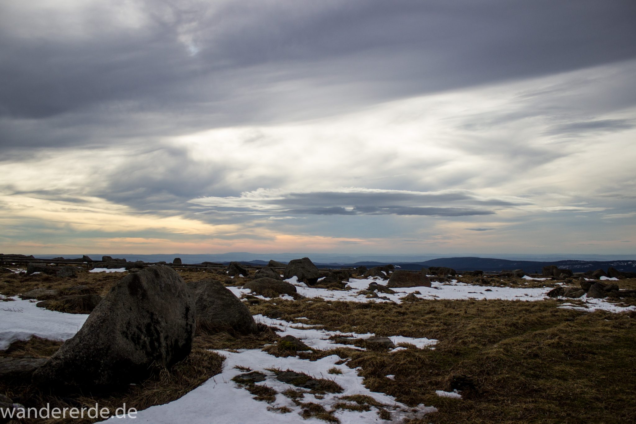 Wanderung zum Brocken über Goetheweg ab Torfhaus, Wanderung im Harz in Niedersachsen, Wanderweg auf Berg Brocken in Sachsen-Anhalt, Reste von Schnee schmelzen, weite Aussicht auf dem Brocken, schöner Himmel, starke Windböen sind leider nicht sichtbar auf dem Bild