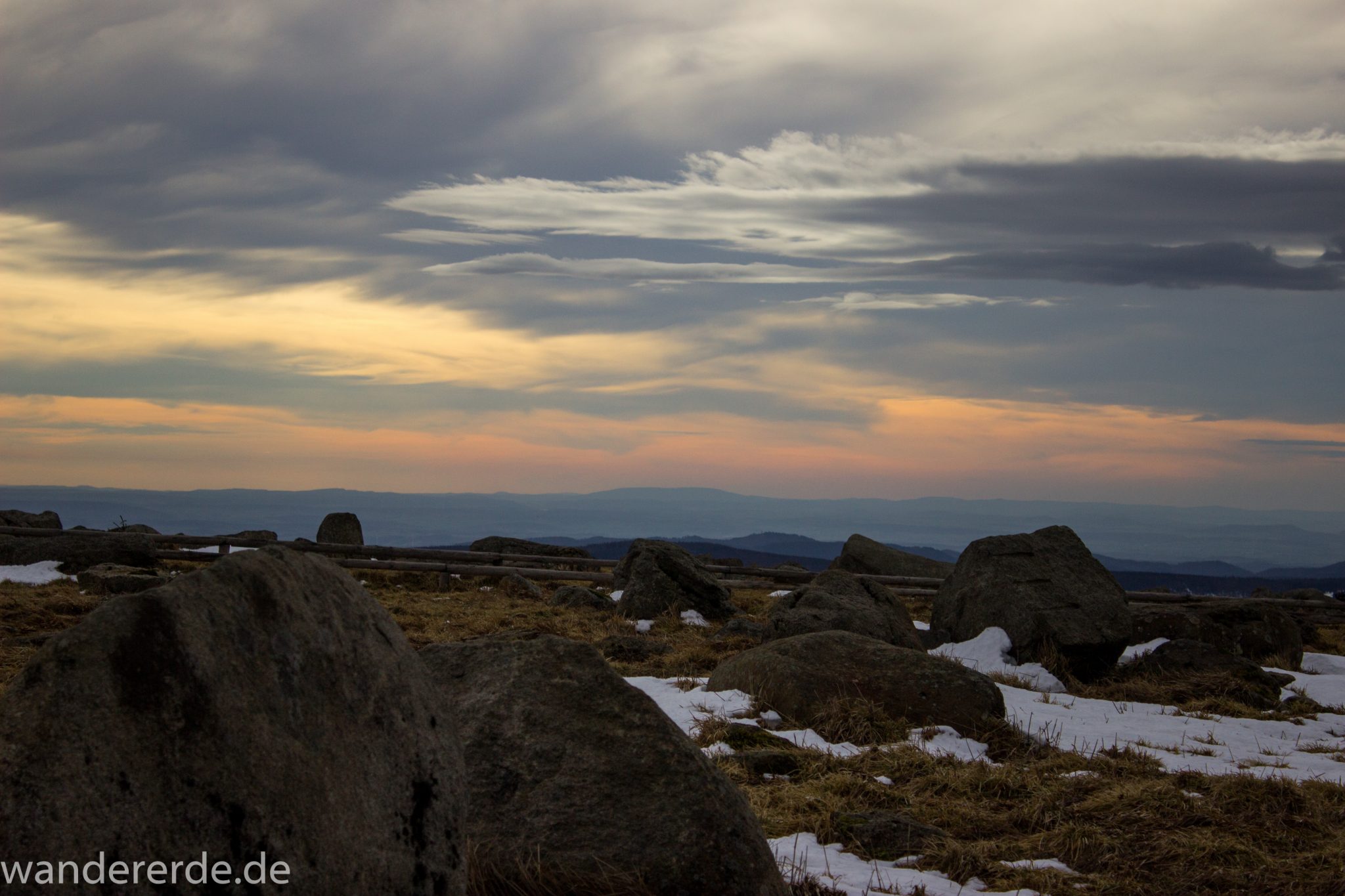 Wanderung zum Brocken über Goetheweg ab Torfhaus, Wanderung im Harz in Niedersachsen, Wanderweg auf Berg Brocken in Sachsen-Anhalt, Reste von Schnee schmelzen, weite Aussicht auf dem Brocken, schöner Himmel, große Steine, starke Windböen sind leider nicht sichtbar auf dem Bild