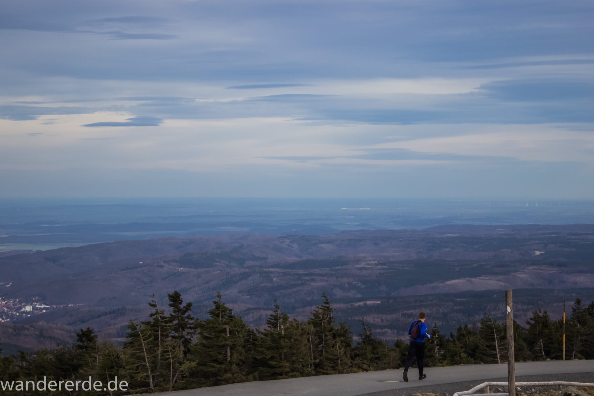 Wanderung zum Brocken über Goetheweg ab Torfhaus, Wanderung im Harz in Niedersachsen, Wanderweg auf Berg Brocken in Sachsen-Anhalt, Reste von Schnee schmelzen, weite Aussicht auf dem Brocken, schöner Himmel, starke Windböen sind leider nicht sichtbar auf dem Bild, Wanderer auf letztem Abschnitt des Wanderweges
