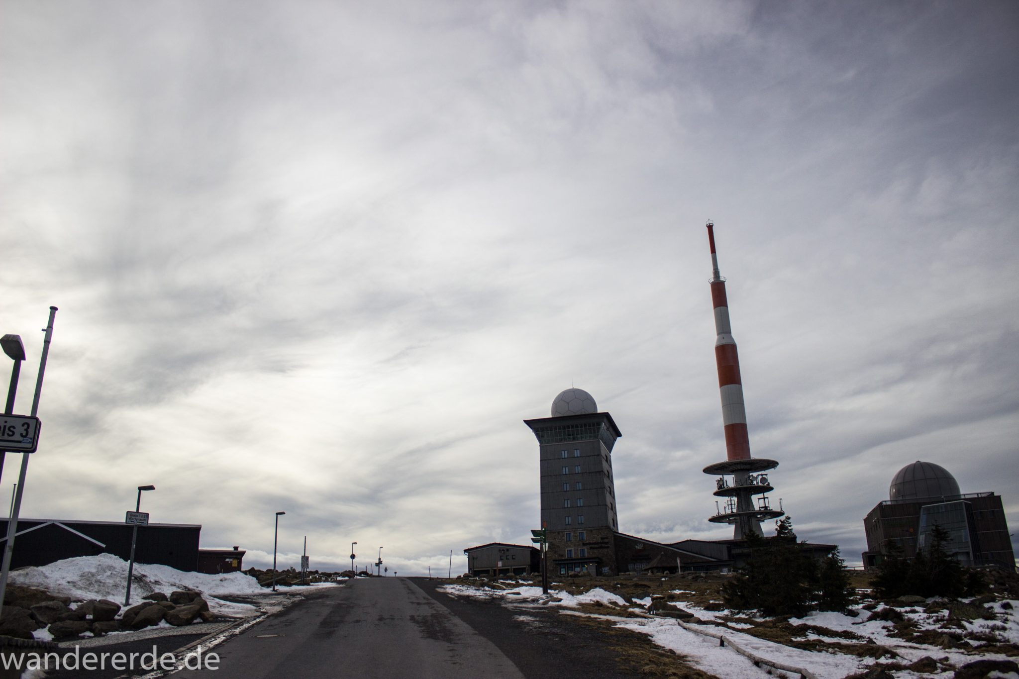 Wanderung zum Brocken über Goetheweg ab Torfhaus, Wanderung im Harz in Niedersachsen, Wanderweg auf Berg Brocken in Sachsen-Anhalt, Reste von Schnee schmelzen, Blick auf den Brocken mit Gebäuden, schöner Himmel, starke Windböen sind leider nicht sichtbar auf dem Bild, letzter Abschnitt des Wanderweges Goetheweg