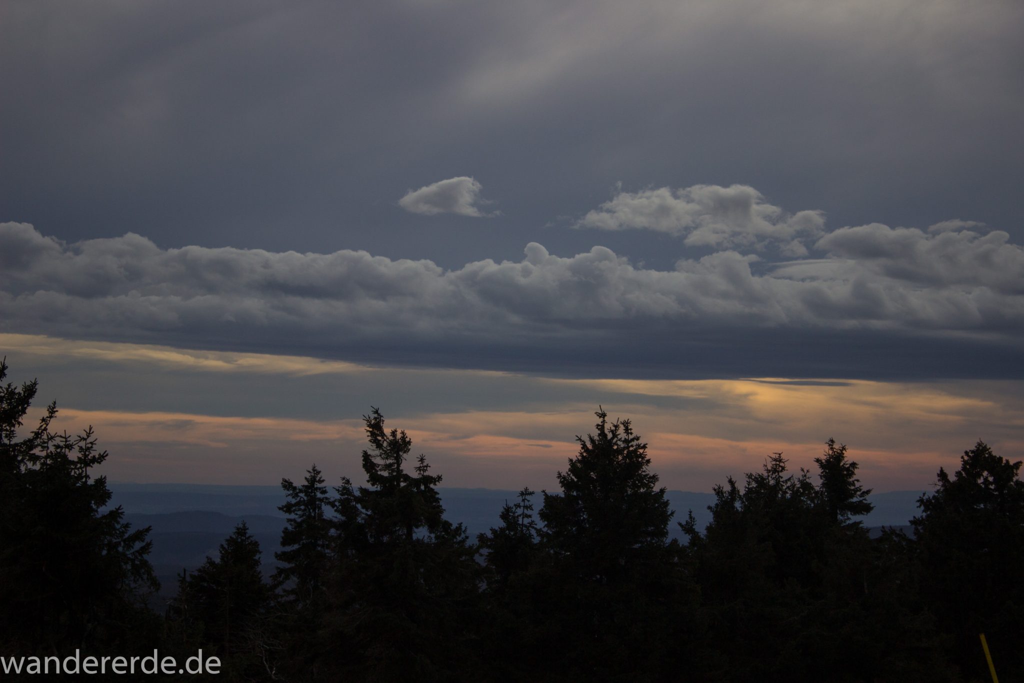 Wanderung zum Brocken über Goetheweg ab Torfhaus, Wanderung im Harz in Niedersachsen, Wanderweg auf Berg Brocken in Sachsen-Anhalt, Reste von Schnee schmelzen, weite Aussicht auf dem Brocken, schöner Himmel mit dichten Wolken, starke Windböen sind leider nicht sichtbar auf dem Bild