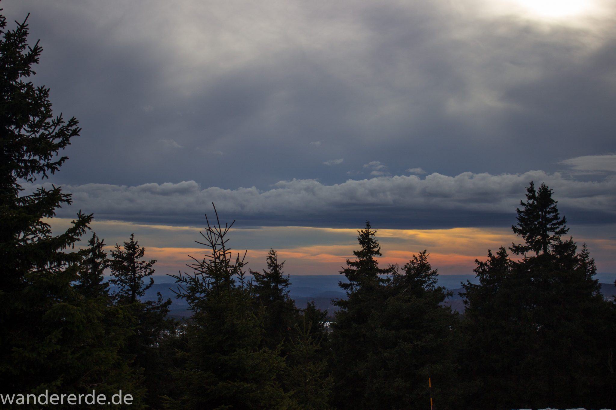 Wanderung zum Brocken über Goetheweg ab Torfhaus, Wanderung im Harz in Niedersachsen, Wanderweg auf Berg Brocken in Sachsen-Anhalt, Reste von Schnee schmelzen, weite Aussicht auf dem Brocken, schöner Himmel mit dichten Wolken, starke Windböen sind leider nicht sichtbar auf dem Bild