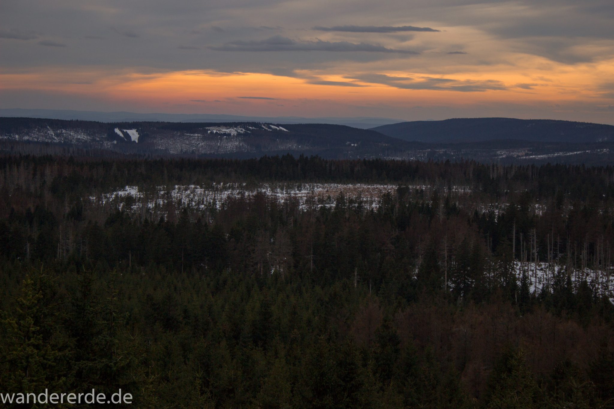 Wanderung zum Brocken über Goetheweg ab Torfhaus, Wanderung im Harz in Niedersachsen, Wanderweg auf Berg Brocken in Sachsen-Anhalt, Reste von Schnee schmelzen, weite Aussicht auf dem Brocken, schöner Himmel mit dichten Wolken, starke Windböen sind leider nicht sichtbar auf dem Bild