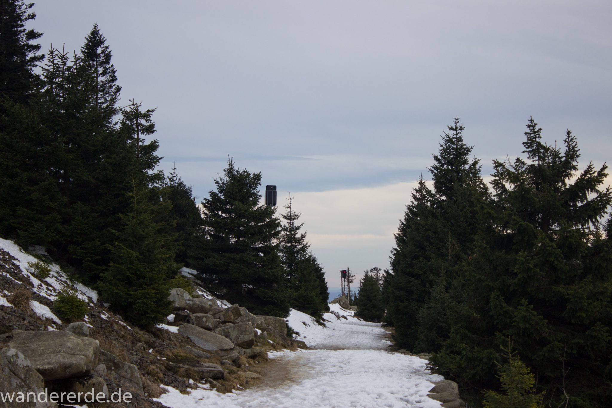 Wanderung zum Brocken über Goetheweg ab Torfhaus, Wanderung im Harz in Niedersachsen, Wanderweg auf Berg Brocken umgeben von schönem Wald, Reste von Schnee schmelzen