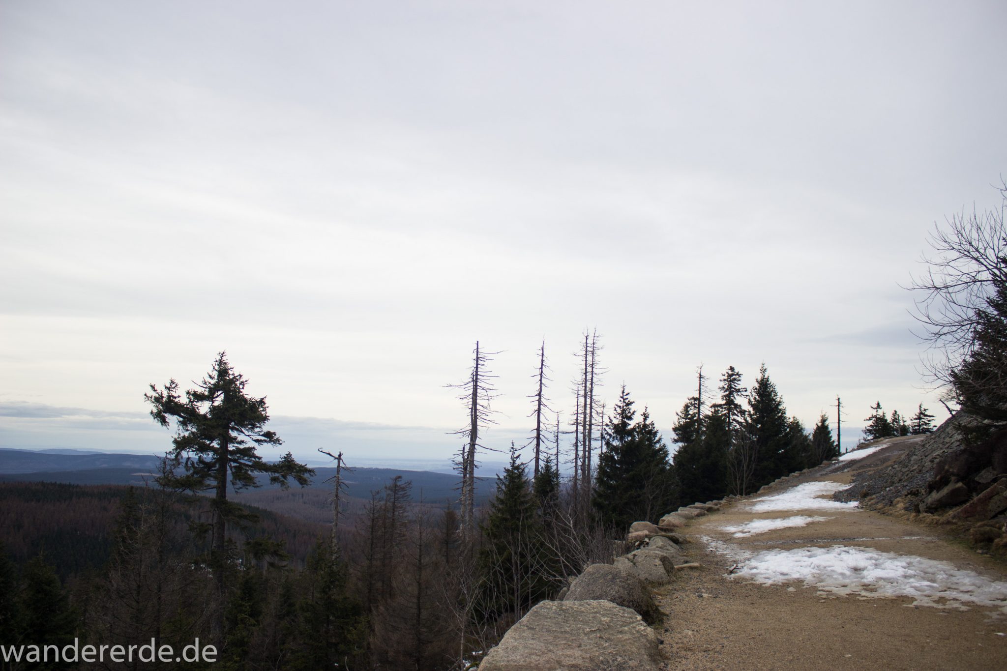 Wanderung zum Brocken über Goetheweg ab Torfhaus, Wanderung im Harz in Niedersachsen, Wanderweg auf Berg Brocken in Sachsen-Anhalt, weite Aussicht, Reste von Schnee schmelzen, Wanderweg meist auf Kieselweg, nur letzter Abschnitt beim Brocken asphaltiert