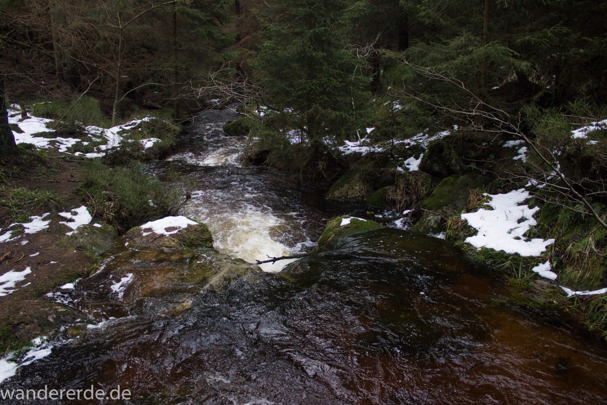 Wanderung zum Brocken über Goetheweg ab Torfhaus, Wanderung im Harz in Niedersachsen, Wanderweg auf Berg Brocken in Sachsen-Anhalt, Reste von Schnee schmelzen, von Brocken zurück zum Torfhaus über den Wanderweg durch das Eckertal, Fluss Ecker fließt mal mehr und mal weniger über den schmalen Wanderweg, umgeben von schönem, dichtem Wald, im Winter bei Schneeschmelze also unbedingt wasserdichte Schuhe