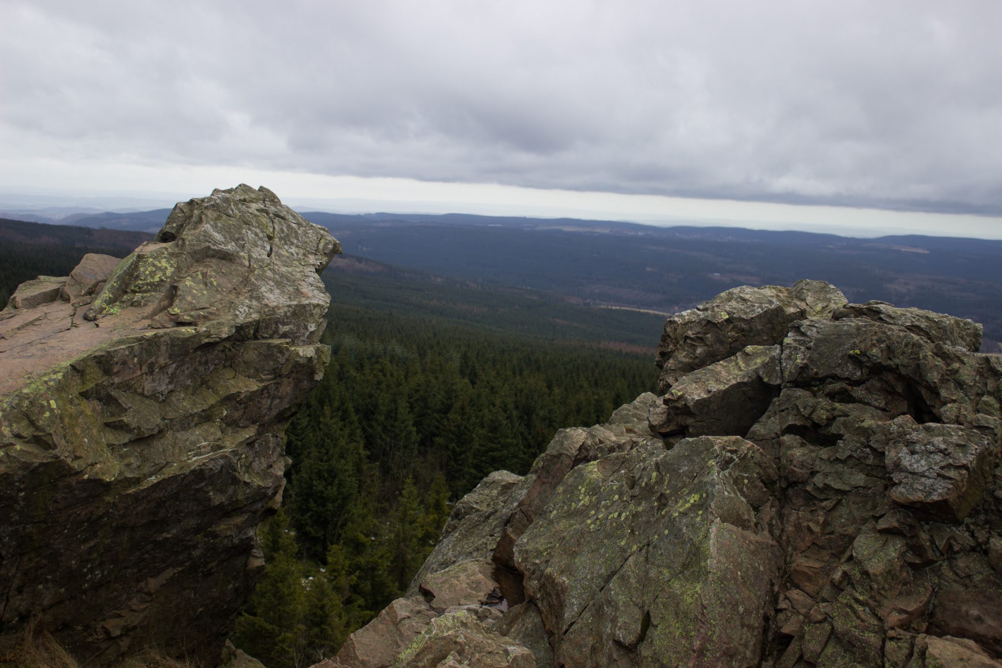 Wanderung im Harz bei Torfhaus: Wolfswarte, Siebertal und Oberharzer Wasserregal in Niedersachsen, schmaler Wanderweg führt zum Aussichtspunkt Wolfswarte, Felsklippe mit weiter Aussicht, dichte Nadelwälder und umliegender Harz