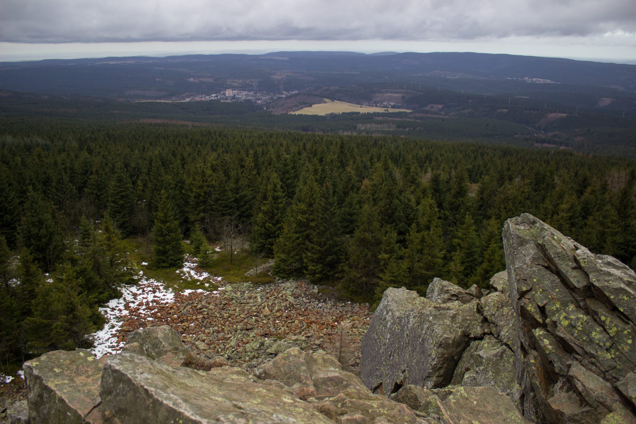 Wanderung im Harz bei Torfhaus: Wolfswarte, Siebertal und Oberharzer Wasserregal in Niedersachsen, schmaler Wanderweg führt zum Aussichtspunkt Wolfswarte, Felsklippe mit weiter Aussicht, dichte Nadelwälder und umliegender Harz