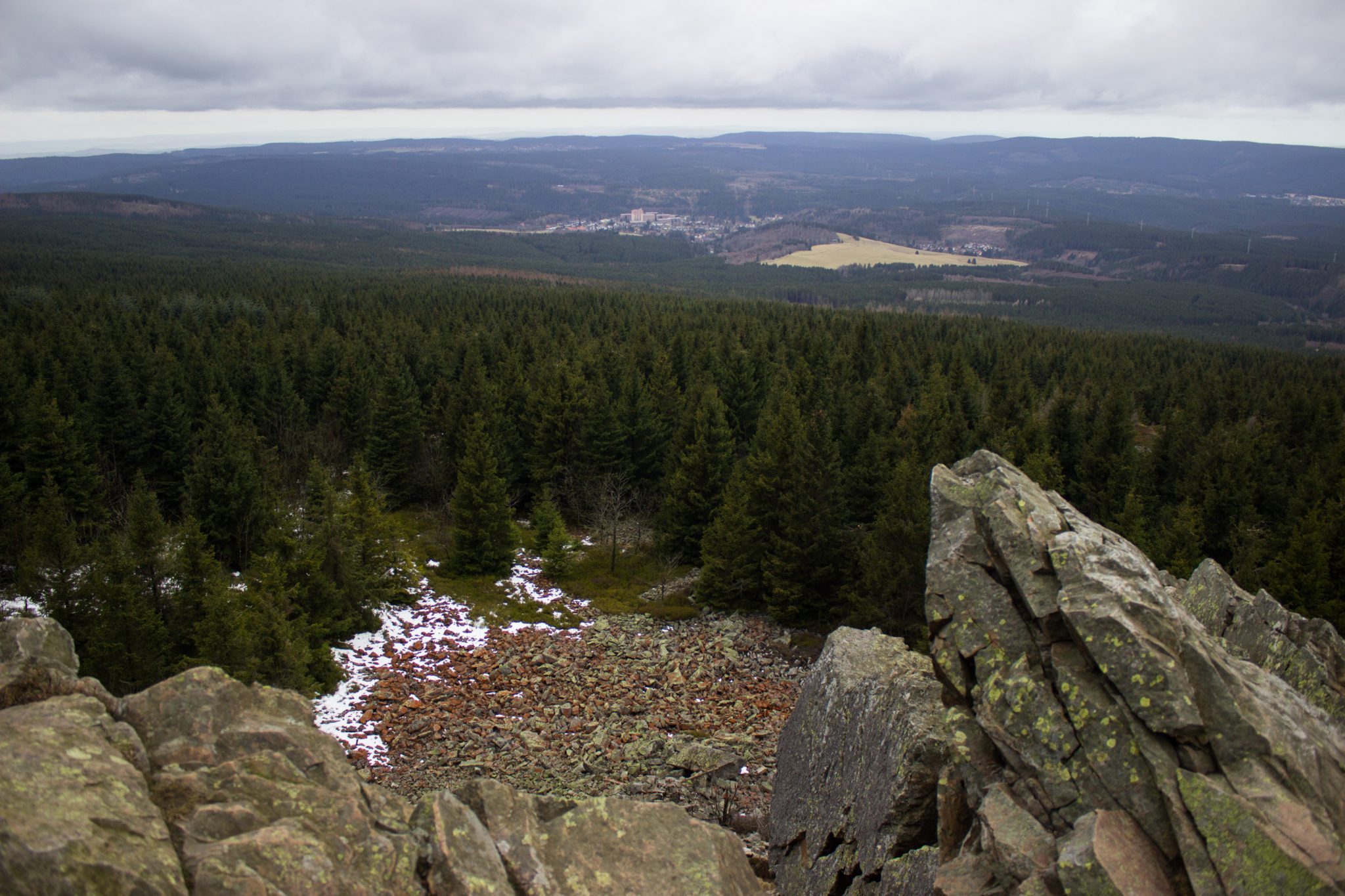 Wanderung im Harz bei Torfhaus: Wolfswarte, Siebertal und Oberharzer Wasserregal in Niedersachsen, schmaler Wanderweg führt zum Aussichtspunkt Wolfswarte, Felsklippe mit weiter Aussicht, dichte Nadelwälder und umliegender Harz