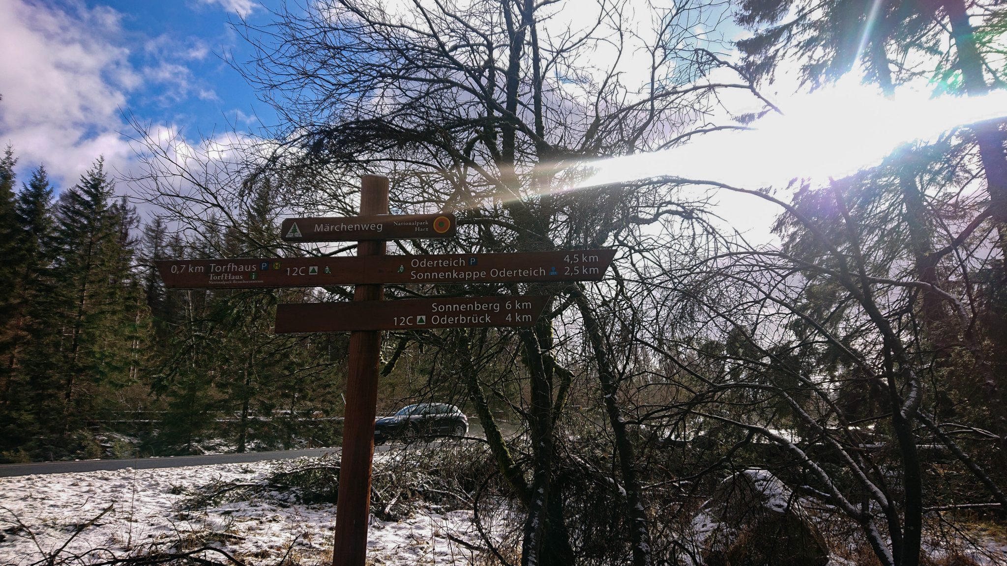 Wanderung zum Oderteich von Torfhaus im Harz über Märchenweg, Rehberger Graben und durch das Odertal, Wanderung im Harz in Niedersachsen, Schild Wegweiser mit verschiedenen Wanderzielen, 4,5 Kilometer zum Oderteich über den Märchenweg