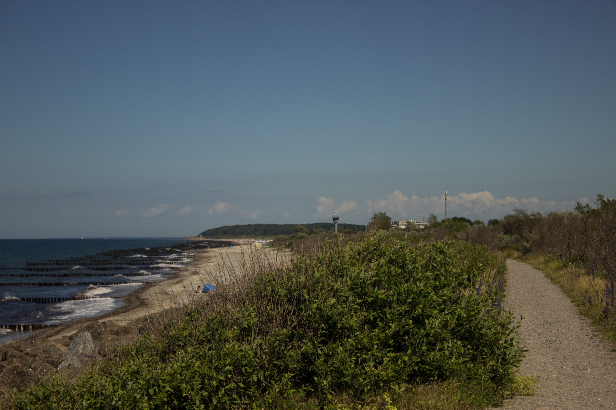 Wandern an der Ostsee von Kühlungsborn nach Börgerende auf dem E9, dritte Etappe des Wanderwegs an der Ostseeküste von Wismar nach Zingst, nach Ort Heiligendamm führt der Wanderweg an der Küste entlang mit direktem Blick auf das Meer, schöne Aussicht auf die Ostsee, kaum andere Leute unterwegs, pralle Sonne