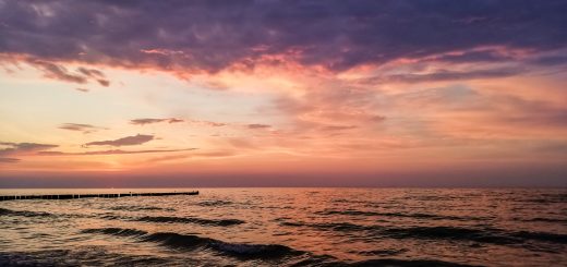 Wandern an der Ostsee von Ahrenshoop nach Zingst auf dem E9, siebte Etappe des Wanderwegs an der Ostseeküste von Wismar nach Zingst, Ziel der Wanderung an der Ostsee auf dem E9 erreicht, Ort Zingst auf der Halbinsel Fischland-Darß-Zingst, nach Gewitter traumhaftes Licht und Farben während des Sonnenuntergangs, Wellen brechen sanft am Ufer