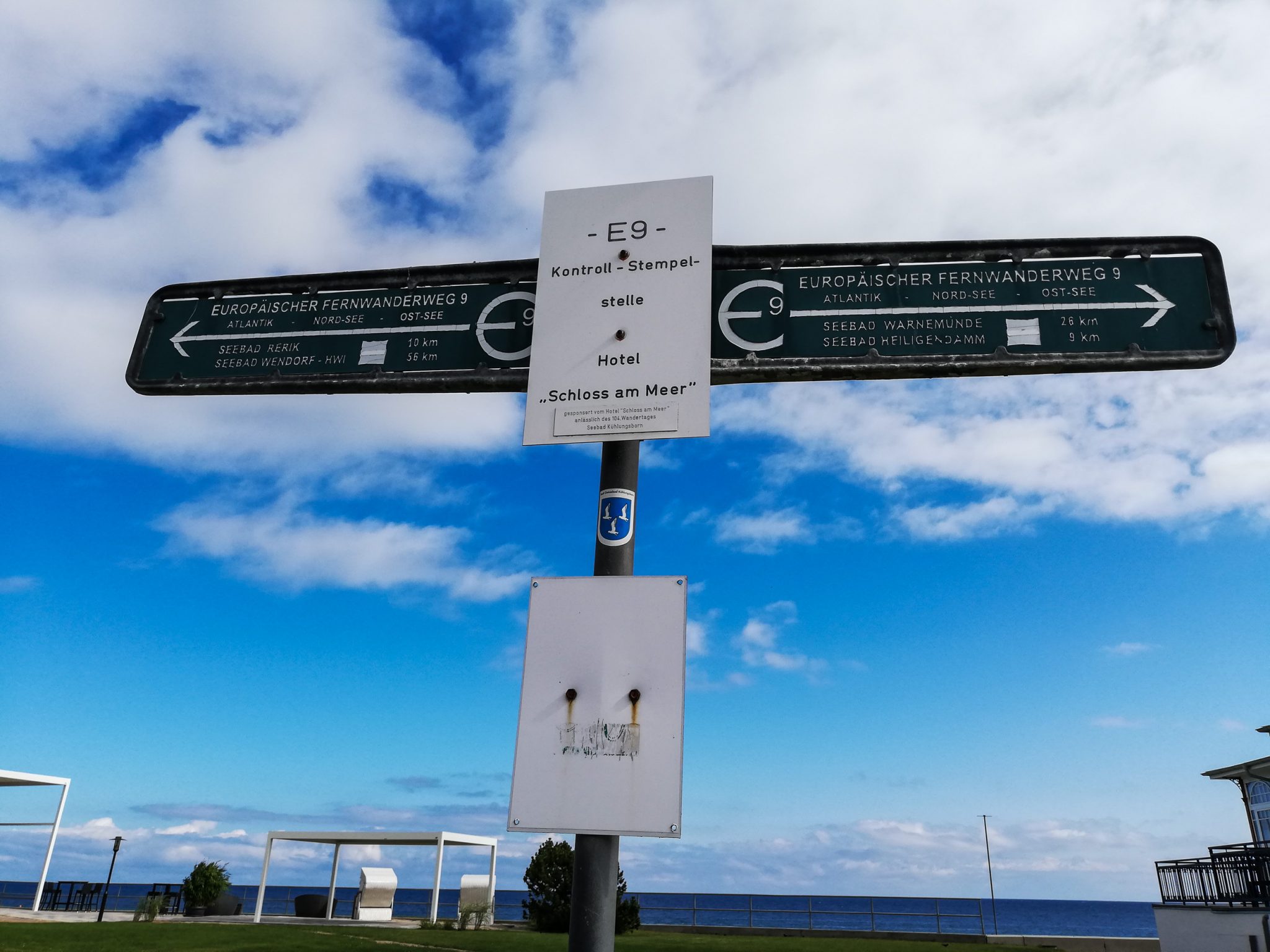 Wandern an der Ostsee von Kühlungsborn nach Börgerende auf dem E9, dritte Etappe des Wanderwegs an der Ostseeküste von Wismar nach Zingst, Beschilderung Wegweiser Europäischer Fernwanderweg E9 in Kühlungsborn an der Promenade, Blick auf die Ostsee