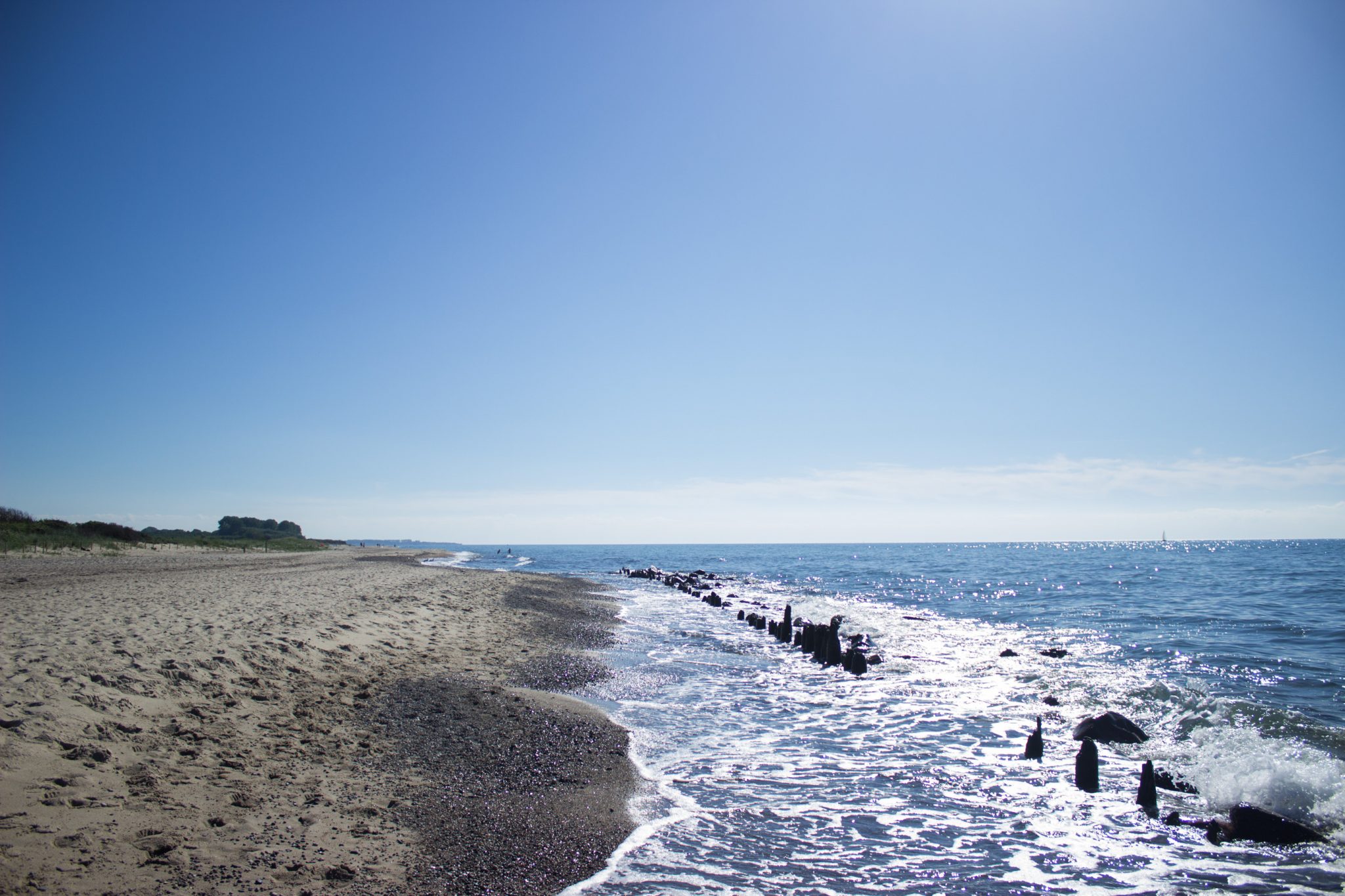 Wandern an der Ostsee vom Salzhaff nach Kühlungsborn auf dem E9 Fernwanderweg, zweite Etappe des Wanderwegs an der Ostseeküste von Wismar nach Zingst, der E9 verläuft bei Kühlungsborn innenliegend über Kägsdorf, wir nehmen jedoch den Weg am Strand entlang, sehr schön die Füße in der Ostsee zu kühlen beim Wandern, bestes Wanderwetter mit strahlend blauem Himmel am menschenleeren Strand