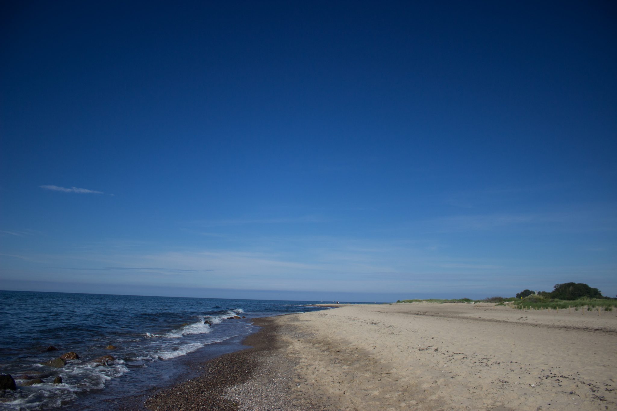 Wandern an der Ostsee vom Salzhaff nach Kühlungsborn auf dem E9 Fernwanderweg, zweite Etappe des Wanderwegs an der Ostseeküste von Wismar nach Zingst, der E9 verläuft bei Kühlungsborn innenliegend über Kägsdorf, wir nehmen jedoch den Weg am Strand entlang, sehr schön die Füße in der Ostsee zu kühlen beim Wandern, bestes Wanderwetter mit strahlend blauem Himmel am menschenleeren Strand