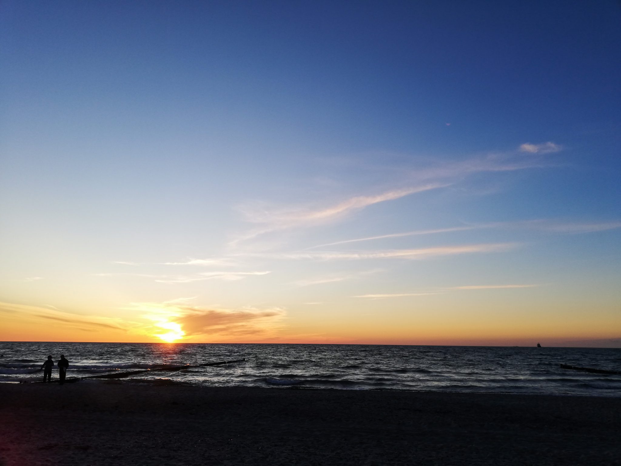Wandern an der Ostsee von Kühlungsborn nach Börgerende auf dem E9, dritte Etappe des Wanderwegs an der Ostseeküste von Wismar nach Zingst, traumhaft schöner Sonnenuntergang über dem Meer in Ort Börgerende nach erfolgter 3. Etappe der Wanderung