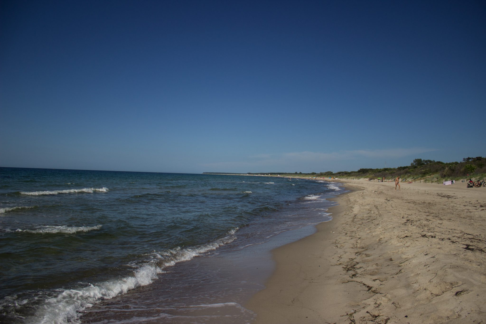 Wandern an der Ostsee von Börgerende nach Markgrafenheide auf dem E9, vierte Etappe des Wanderwegs an der Ostseeküste von Wismar nach Zingst, vom Passagierkai mit der Fähre Überfahrt zur Hohen Düne, Blick auf den Strand bei Hohe Düne bei Warnemünde