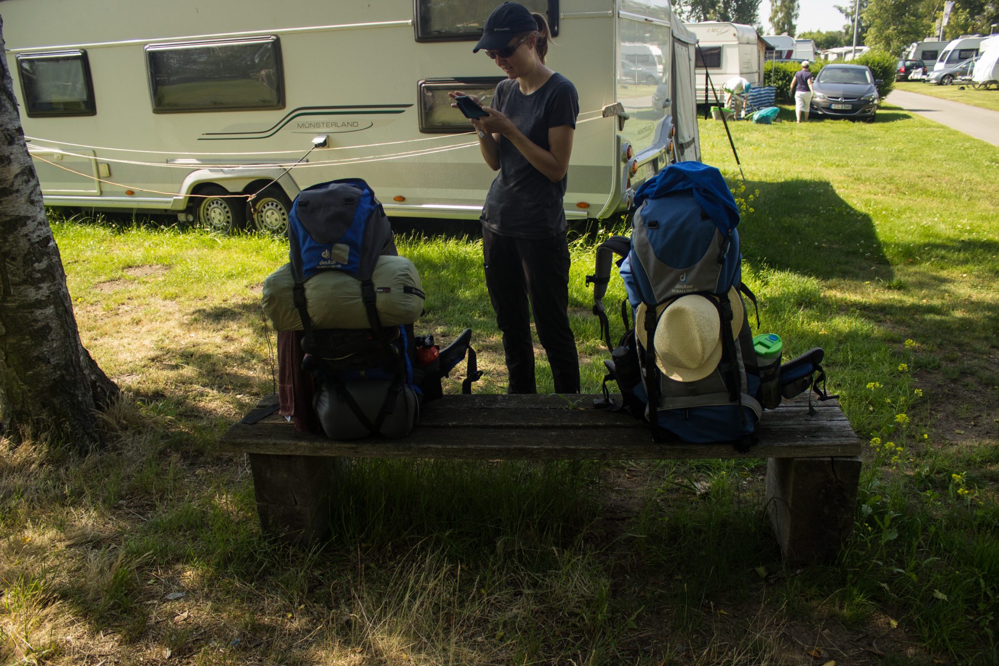 Wandern an der Ostsee von Dierhagen nach Ahrenshoop auf dem E9, sechste Etappe des Wanderwegs an der Ostseeküste von Wismar nach Zingst, Wanderer kurz vor Start der Wanderung auf dem Campingplatz in Dierhagen, Rucksäcke sind gepackt