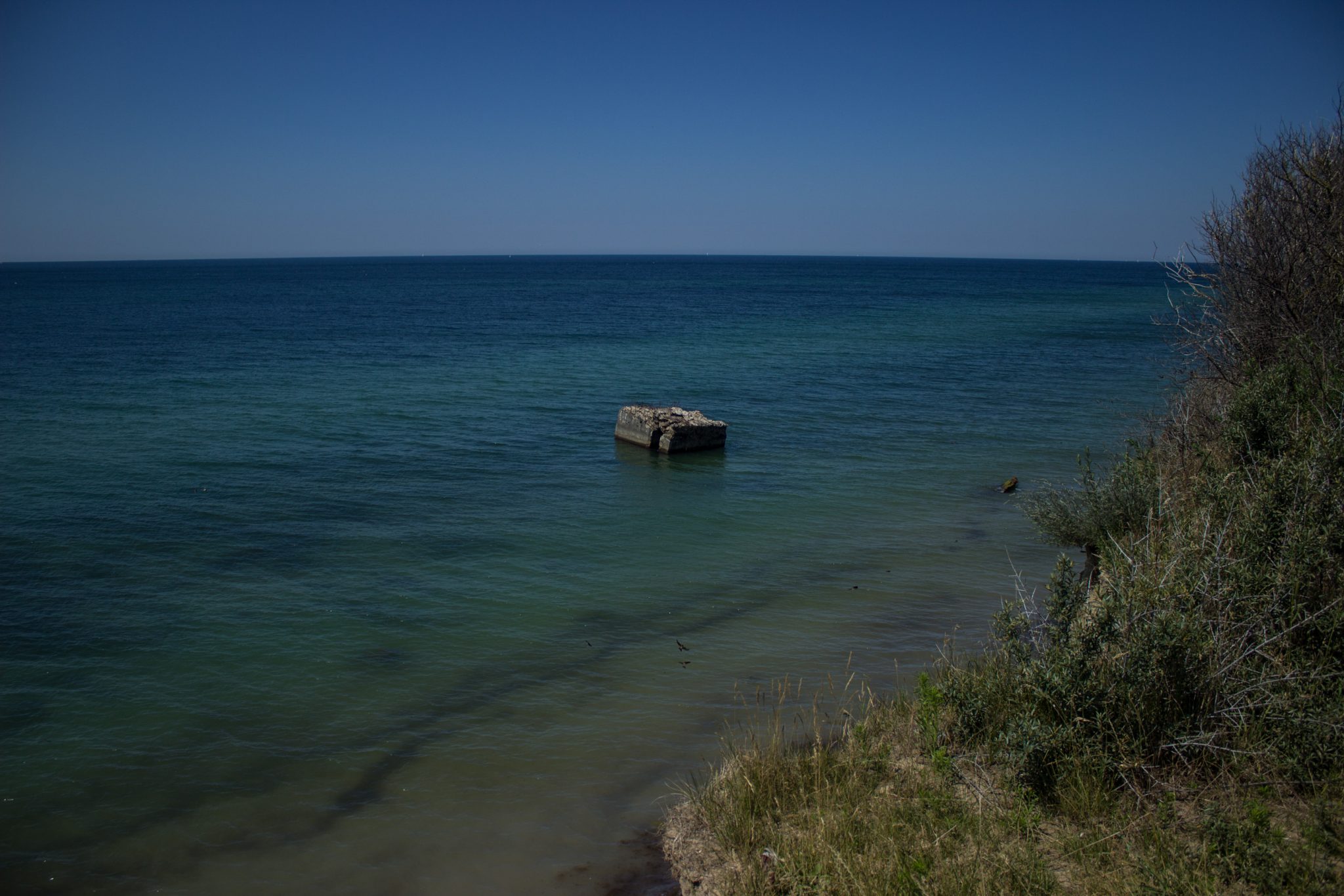 Wandern an der Ostsee von Dierhagen nach Ahrenshoop auf dem E9, sechste Etappe des Wanderwegs an der Ostseeküste von Wismar nach Zingst, nach Ostseebad Wustrow endet der Strand und geht über in eine Steilküste, im Landesinneren wandern wir weiter auf schmalem Pfad und erreichen einen tollen Aussichtspunkt auf das weite Meer, wolkenloser Himmel und Sonnenschein im Sommer
